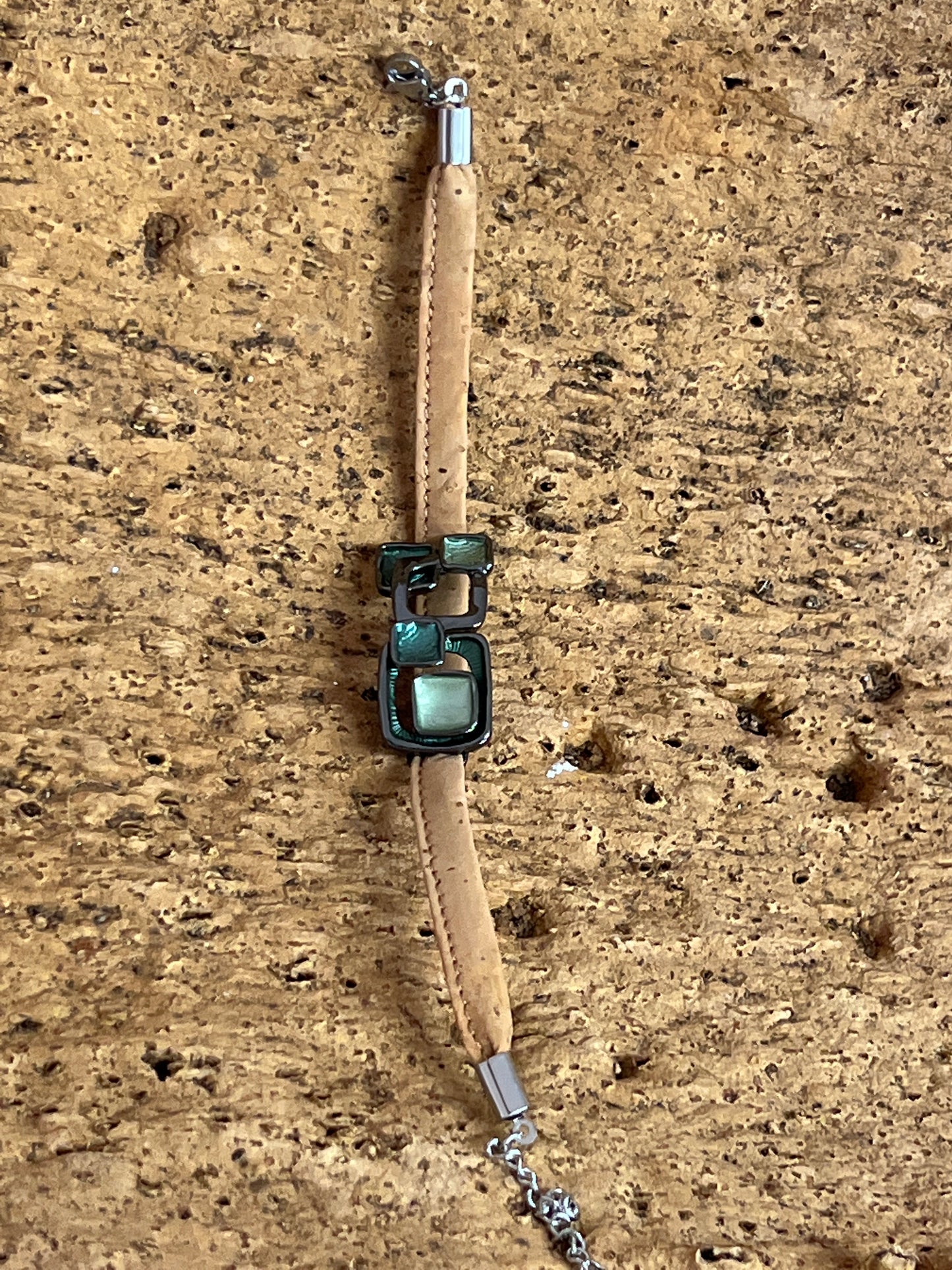 Ce bracelet en liège éco-responsable est à la fois durable et élégant, avec un pendentif floral ou géométrique. Fabriqué à partir de liège naturel et renouvelable, il offre une alternative écologique aux matériaux synthétiques.