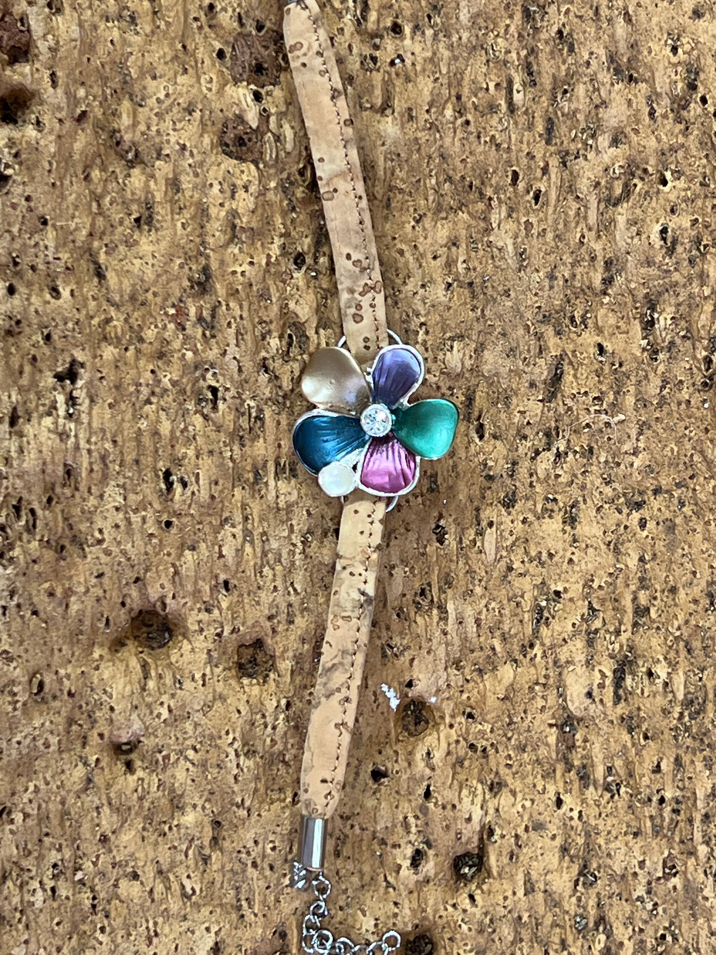 Ce bracelet en liège éco-responsable est à la fois durable et élégant, avec un pendentif floral ou géométrique. Fabriqué à partir de liège naturel et renouvelable, il offre une alternative écologique aux matériaux synthétiques.