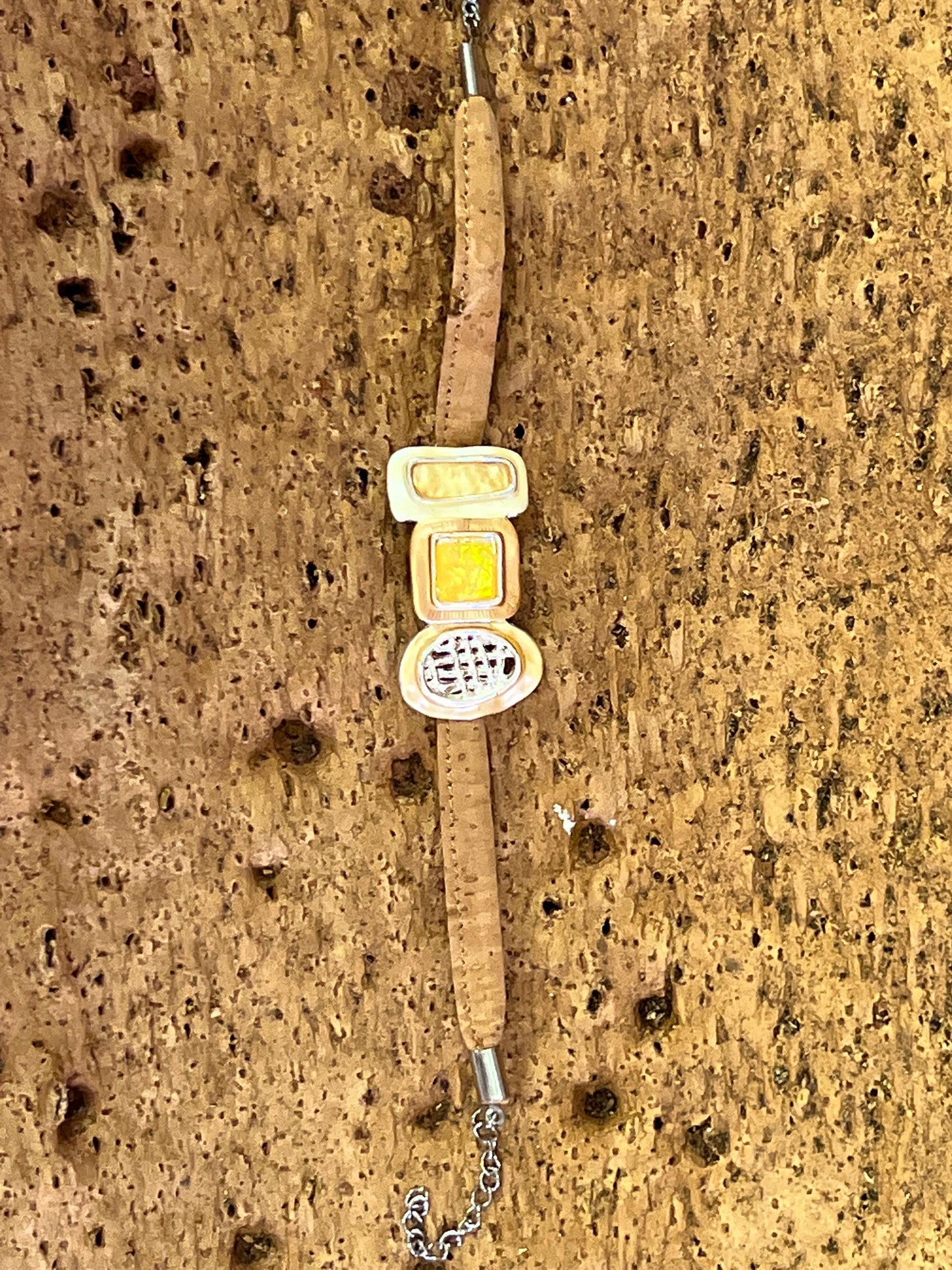 Ce bracelet en liège éco-responsable est à la fois durable et élégant, avec un pendentif floral ou géométrique. Fabriqué à partir de liège naturel et renouvelable, il offre une alternative écologique aux matériaux synthétiques.