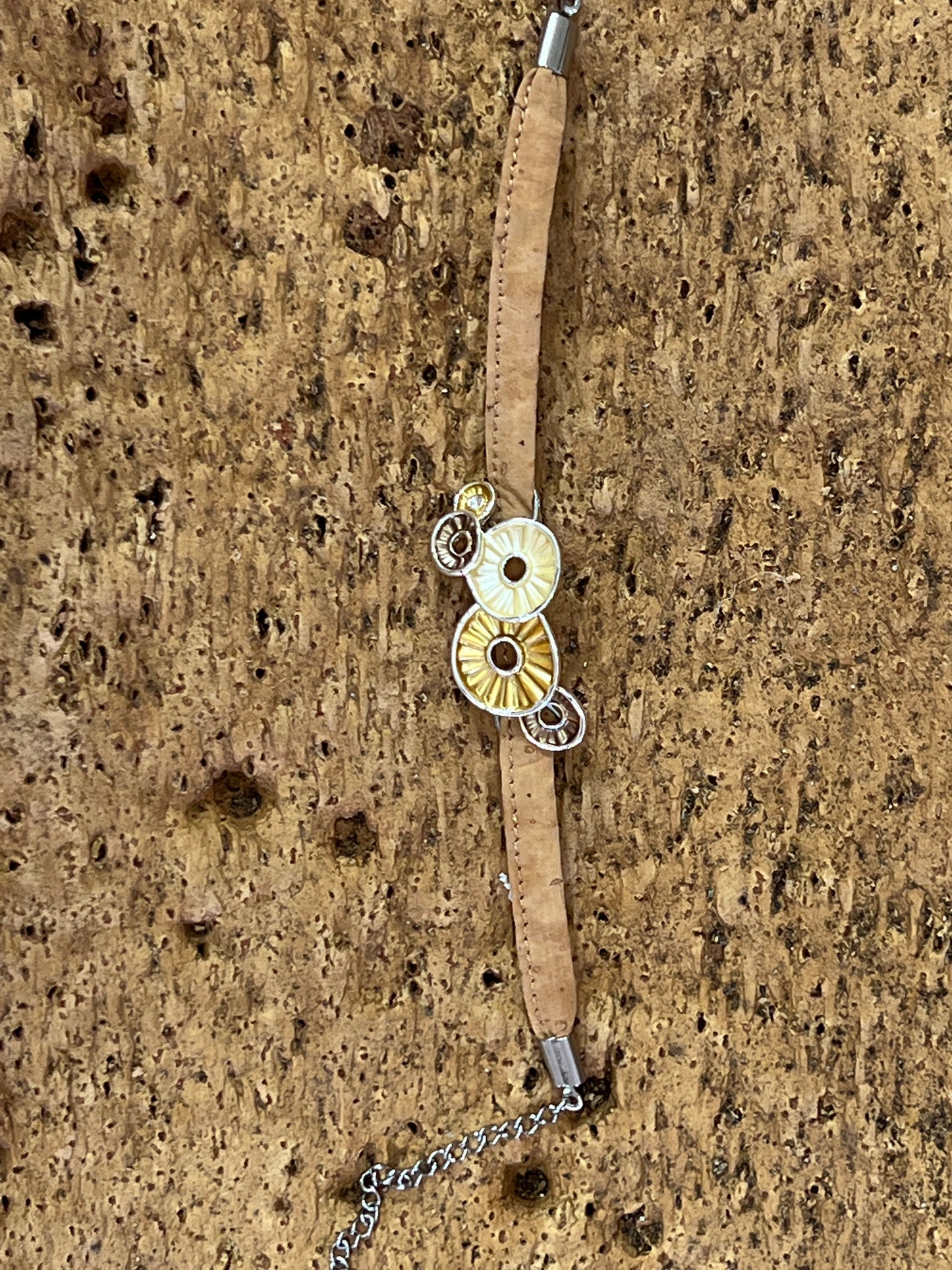 Ce bracelet en liège éco-responsable est à la fois durable et élégant, avec un pendentif floral ou géométrique. Fabriqué à partir de liège naturel et renouvelable, il offre une alternative écologique aux matériaux synthétiques.