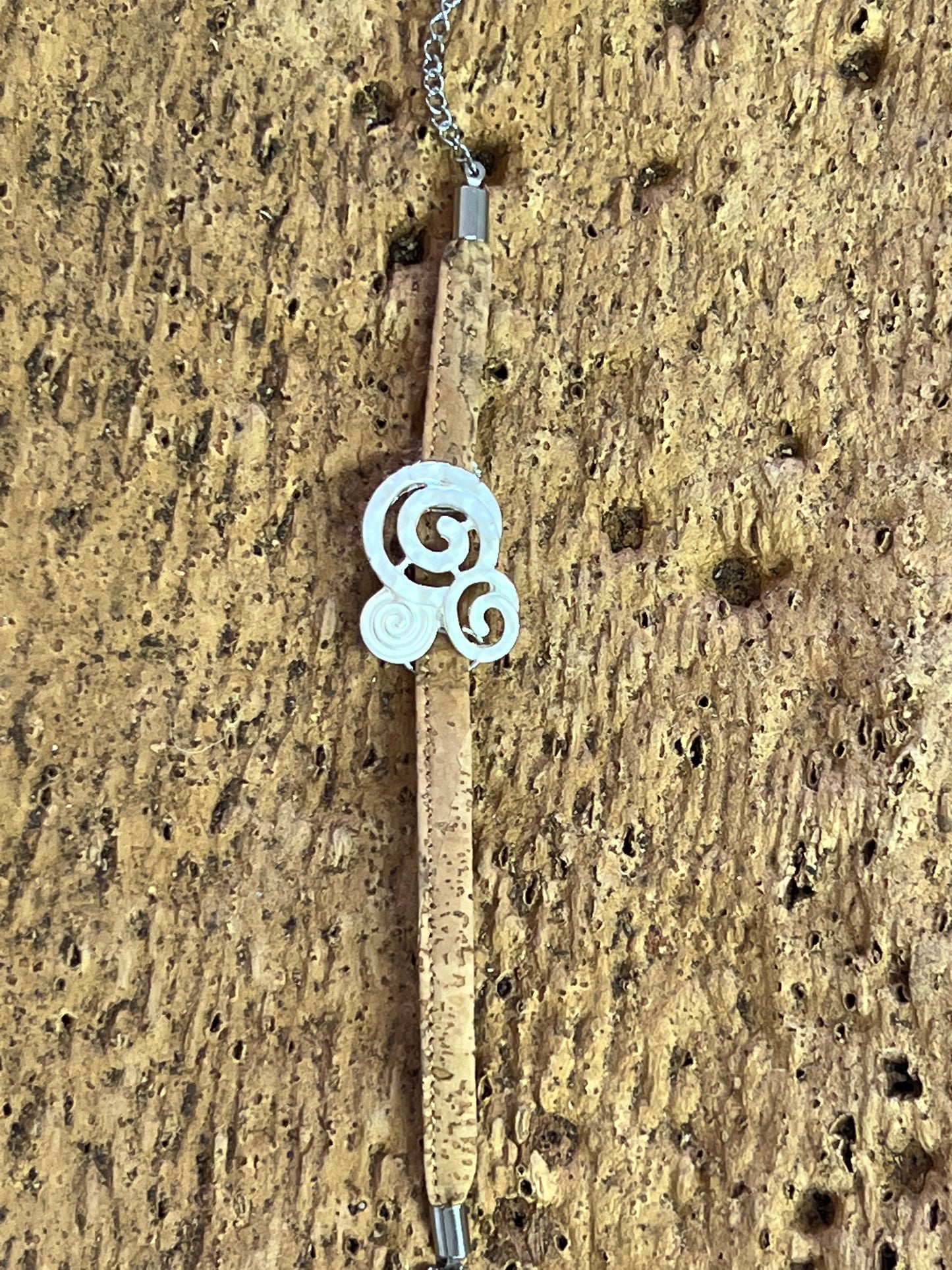 Ce bracelet en liège éco-responsable est à la fois durable et élégant, avec un pendentif floral ou géométrique. Fabriqué à partir de liège naturel et renouvelable, il offre une alternative écologique aux matériaux synthétiques.