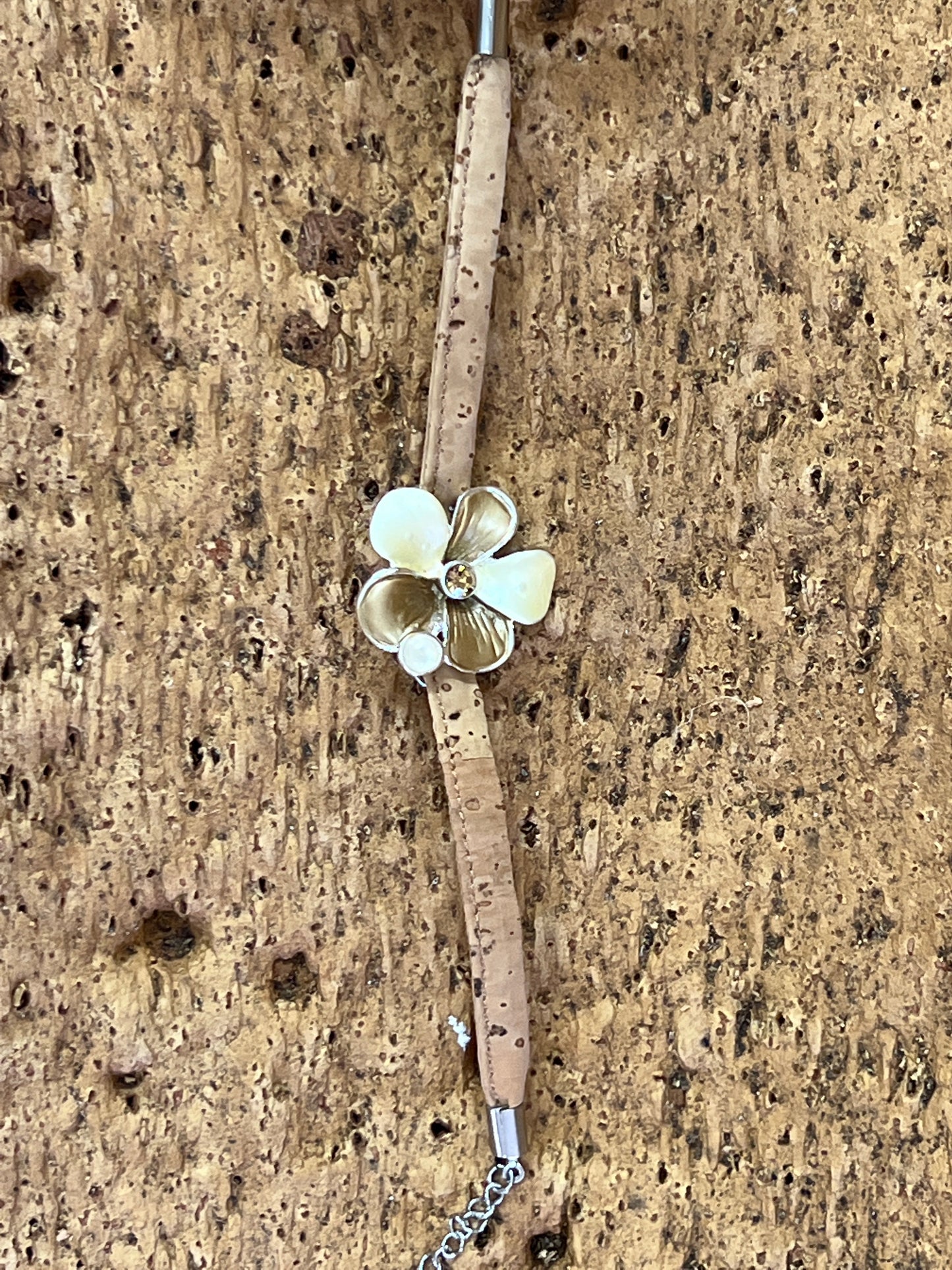 Ce bracelet en liège éco-responsable est à la fois durable et élégant, avec un pendentif floral ou géométrique. Fabriqué à partir de liège naturel et renouvelable, il offre une alternative écologique aux matériaux synthétiques.