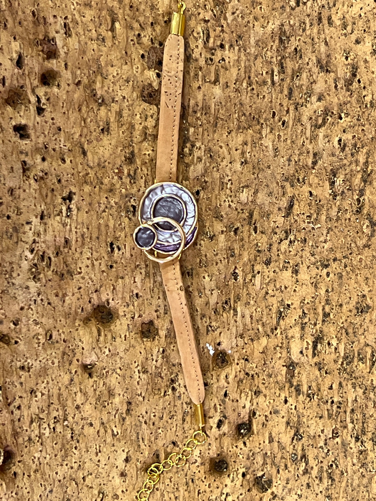 Ce bracelet en liège éco-responsable est à la fois durable et élégant, avec un pendentif floral ou géométrique. Fabriqué à partir de liège naturel et renouvelable, il offre une alternative écologique aux matériaux synthétiques.