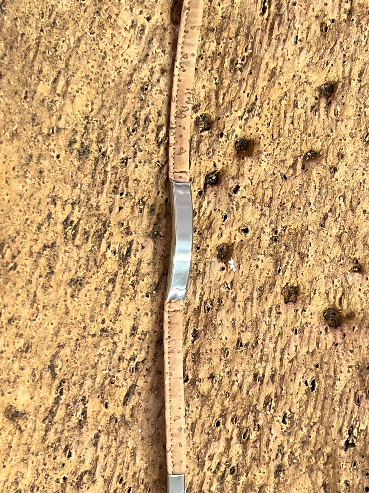Ce bracelet en liège éco-responsable est à la fois durable et élégant, avec un pendentif floral ou géométrique. Fabriqué à partir de liège naturel et renouvelable, il offre une alternative écologique aux matériaux synthétiques.