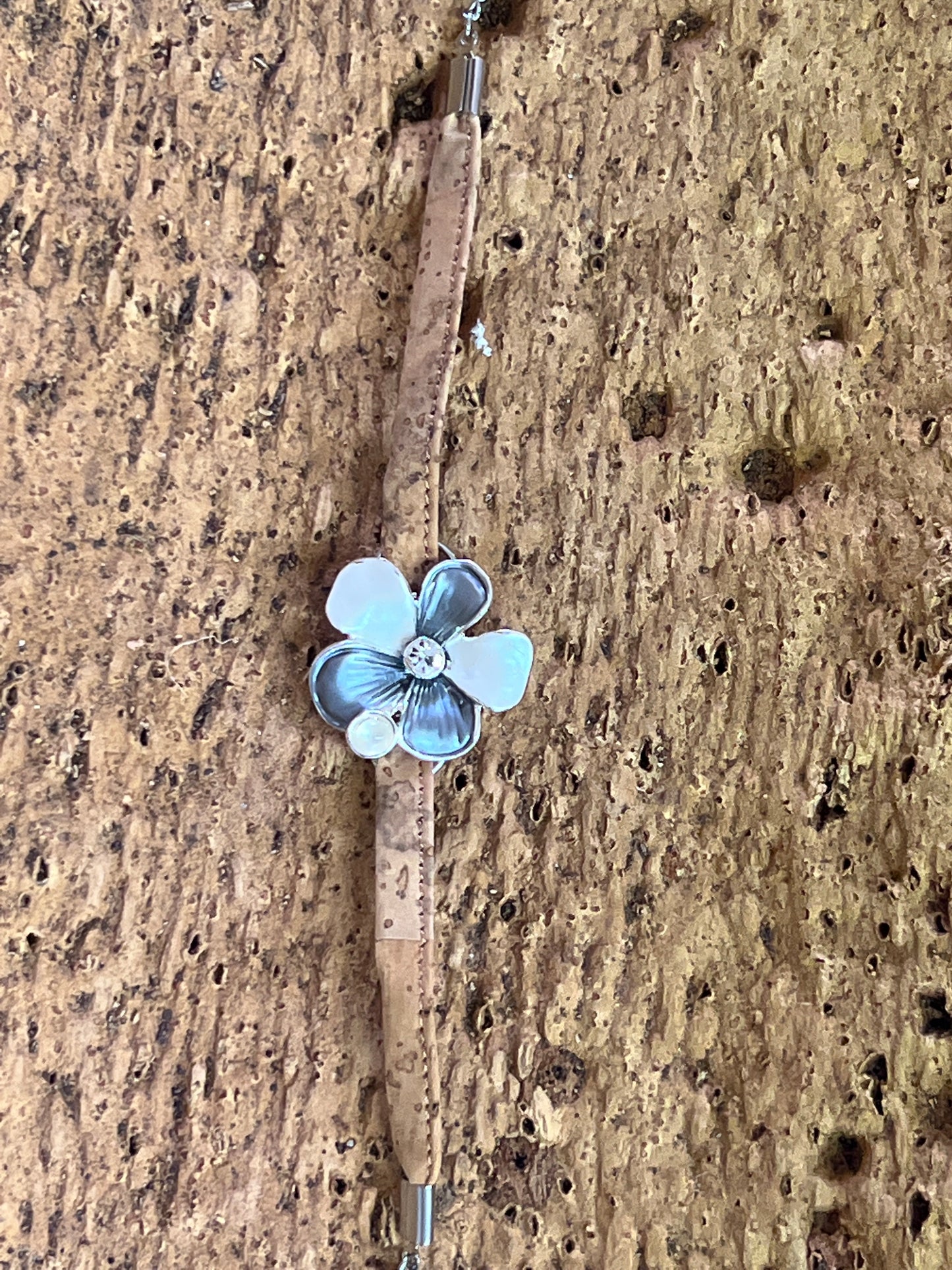 Ce bracelet en liège éco-responsable est à la fois durable et élégant, avec un pendentif floral ou géométrique. Fabriqué à partir de liège naturel et renouvelable, il offre une alternative écologique aux matériaux synthétiques.