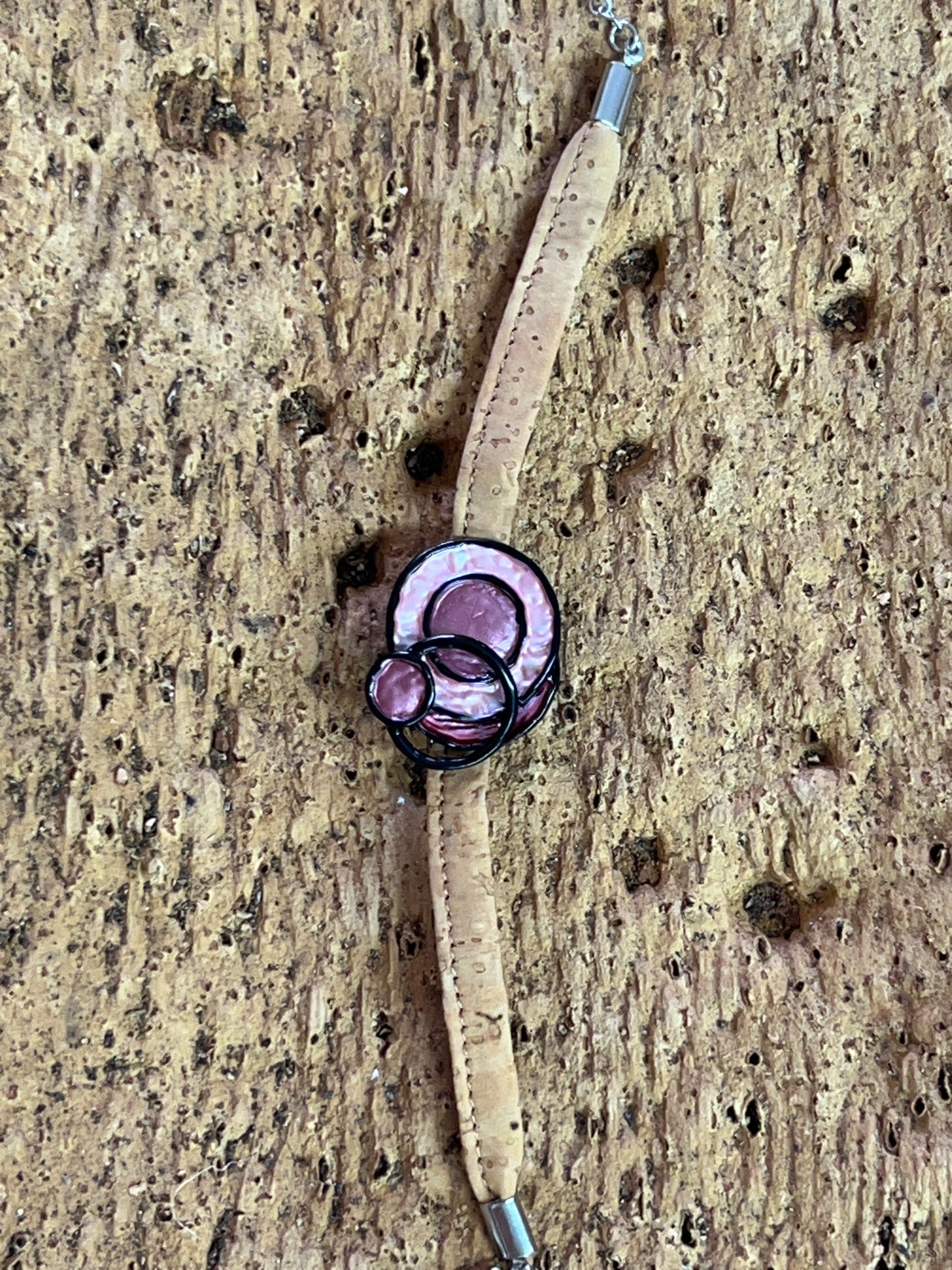 Ce bracelet en liège éco-responsable est à la fois durable et élégant, avec un pendentif floral ou géométrique. Fabriqué à partir de liège naturel et renouvelable, il offre une alternative écologique aux matériaux synthétiques.