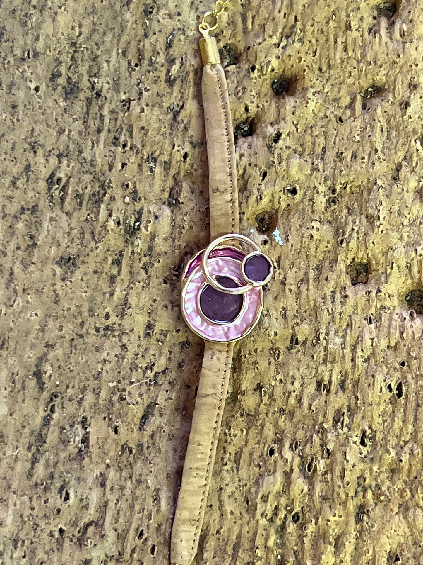 Ce bracelet en liège éco-responsable est à la fois durable et élégant, avec un pendentif floral ou géométrique. Fabriqué à partir de liège naturel et renouvelable, il offre une alternative écologique aux matériaux synthétiques.