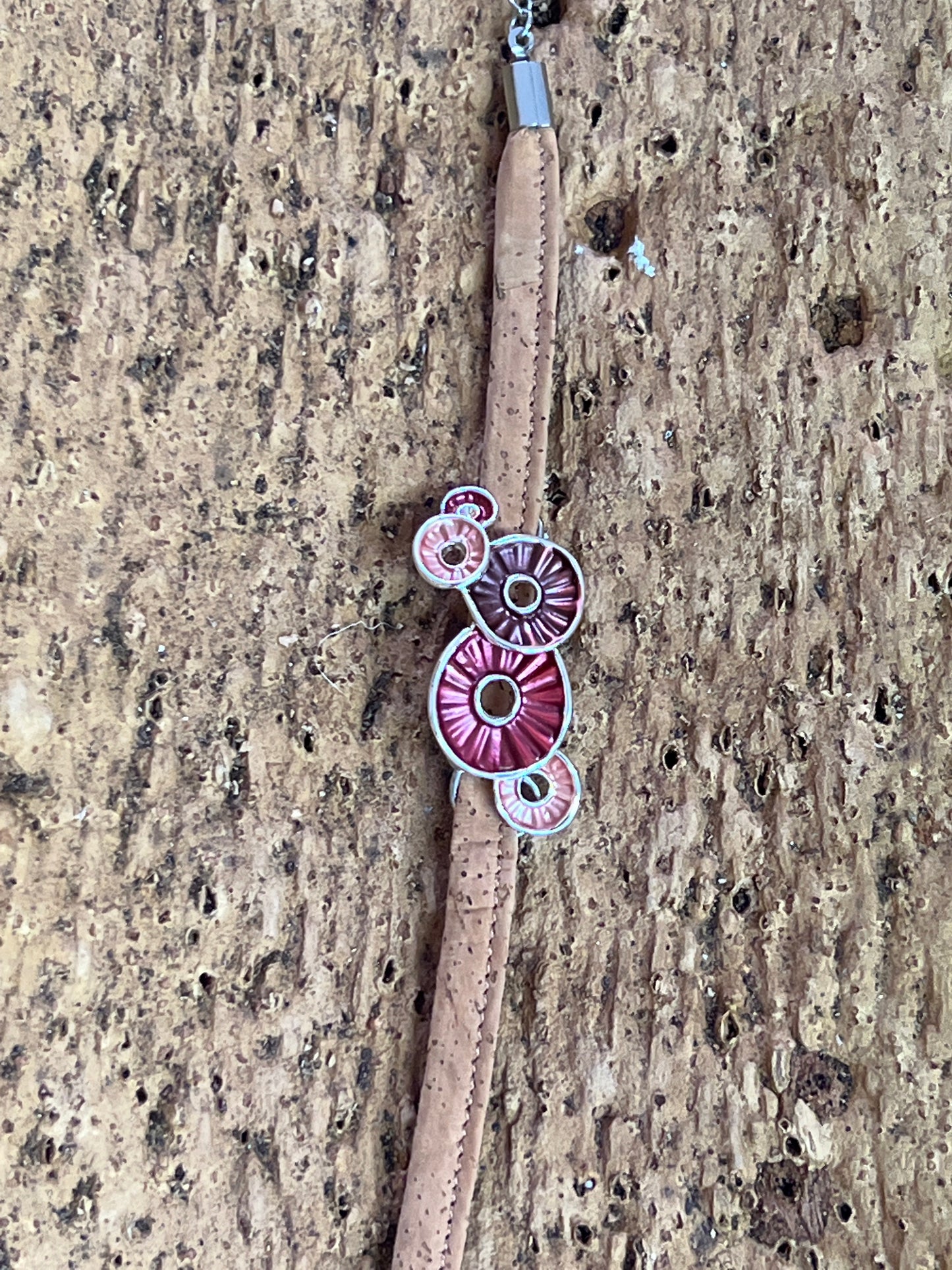 Ce bracelet en liège éco-responsable est à la fois durable et élégant, avec un pendentif floral ou géométrique. Fabriqué à partir de liège naturel et renouvelable, il offre une alternative écologique aux matériaux synthétiques.