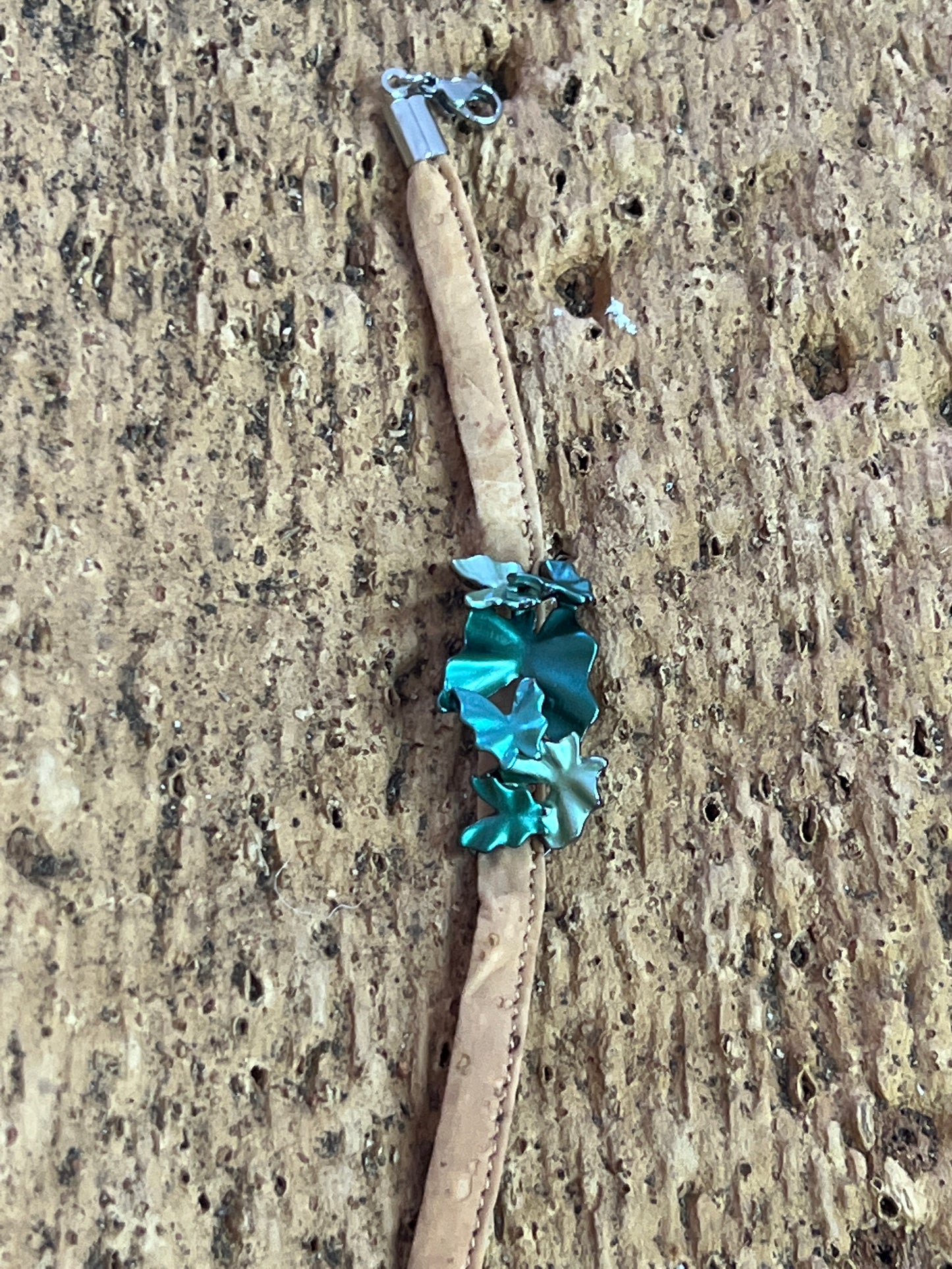 Ce bracelet en liège éco-responsable est à la fois durable et élégant, avec un pendentif floral ou géométrique. Fabriqué à partir de liège naturel et renouvelable, il offre une alternative écologique aux matériaux synthétiques.