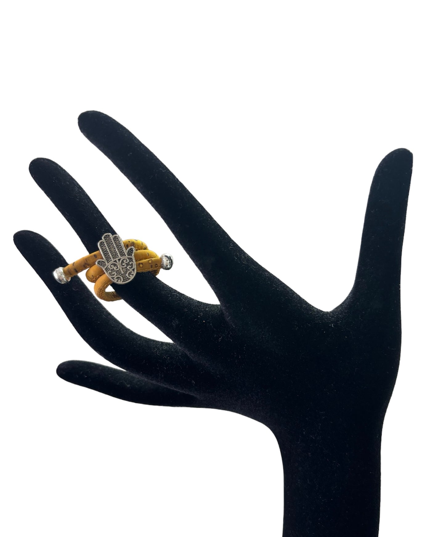 Bague main de Fatma en liège jaune porté
