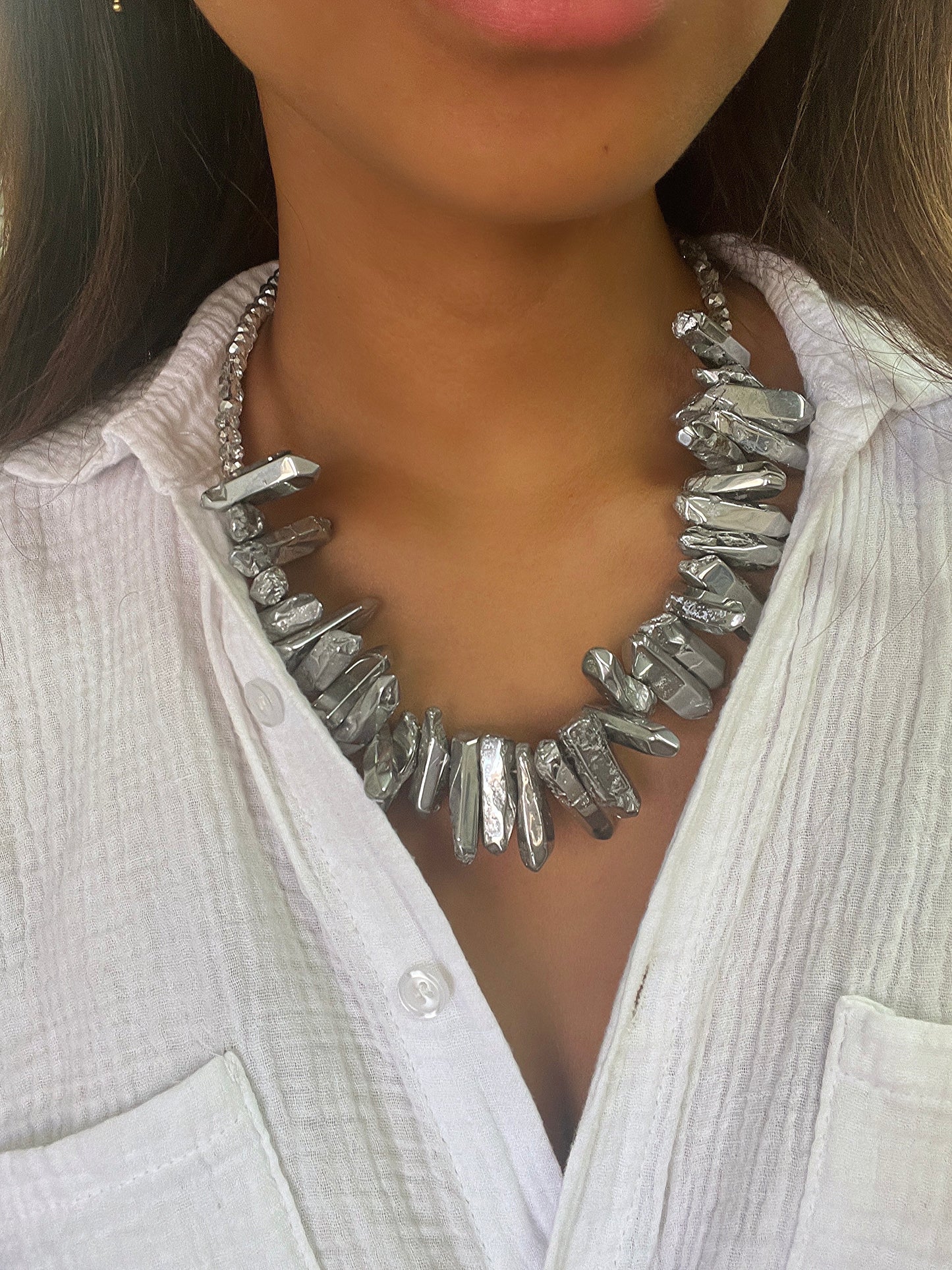Le collier de la marque Citron Caviar est une pièce unique, faite à la main par une créatrice de Porto Vecchio. Il présente une combinaison de différentes pierres précieuses et semi-précieuses, offrant un design raffiné et intemporel. Chaque collier est une véritable œuvre d'art, témoignant du savoir-faire et de la passion investis dans sa création. C'est un bijou qui célèbre la beauté de la nature et exprime votre individualité avec élégance.