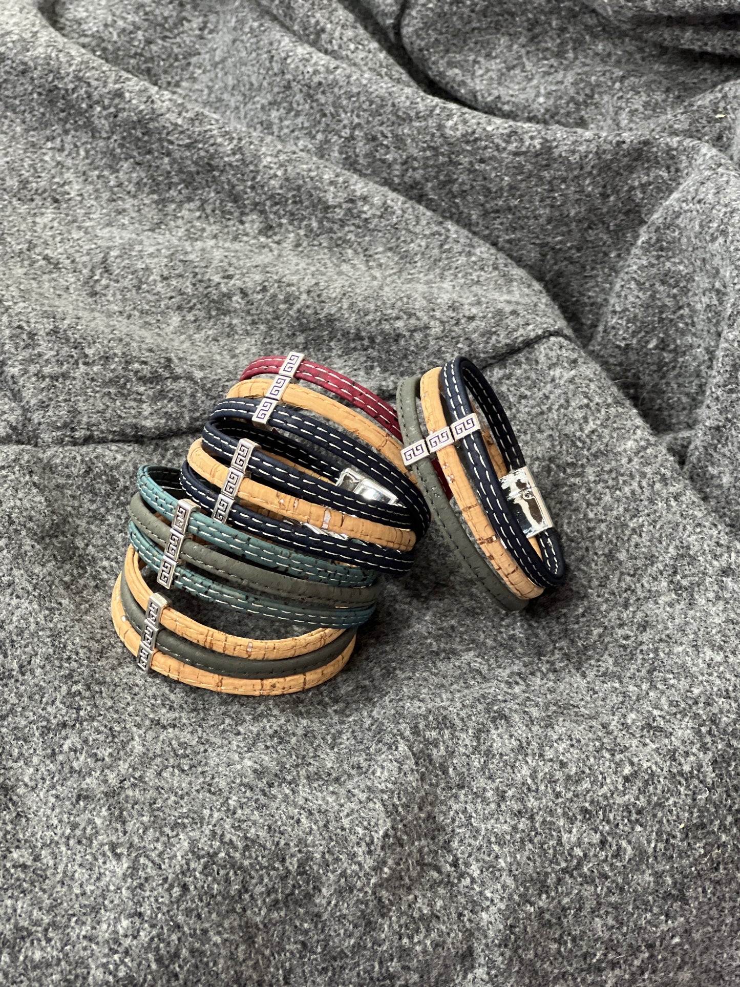 Cette gamme de bracelets est fabriqué en Corse, à Ajaccio. Le bracelet en lui même est composé de trois brins en liège de 5mm chacun, monté de ferrures en acier inoxydable.