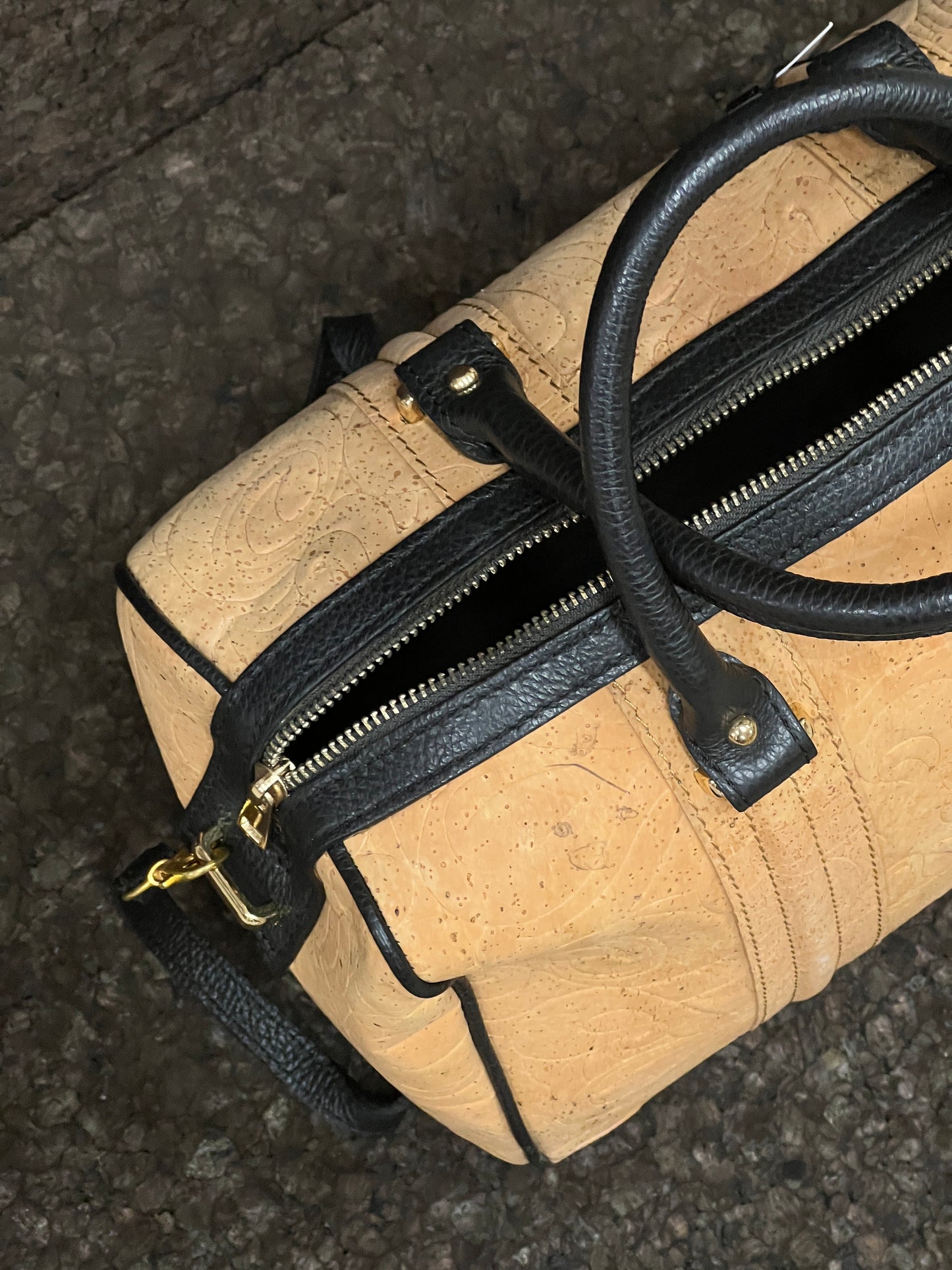 Découvrez l'élégance et la fonctionnalité de ce sac en cuir de liège éco-responsable, créé avec soin par une talentueuse créatrice de Sardaigne. La combinaison bi-couleur de noir et de liège brut confère à ce sac une allure naturelle et moderne. Il peut être porté à la main grâce à ses anses, mais aussi en bandoulière grâce à sa sangle en cuir ajustable.