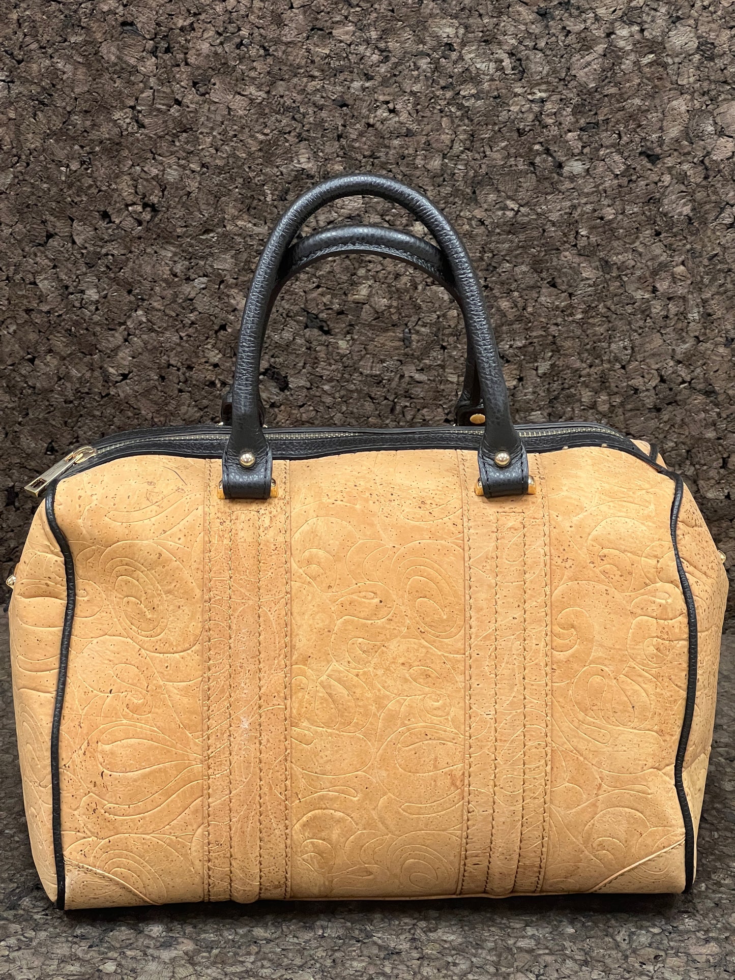 Découvrez l'élégance et la fonctionnalité de ce sac en cuir de liège éco-responsable, créé avec soin par une talentueuse créatrice de Sardaigne. La combinaison bi-couleur de noir et de liège brut confère à ce sac une allure naturelle et moderne. Il peut être porté à la main grâce à ses anses, mais aussi en bandoulière grâce à sa sangle en cuir ajustable.