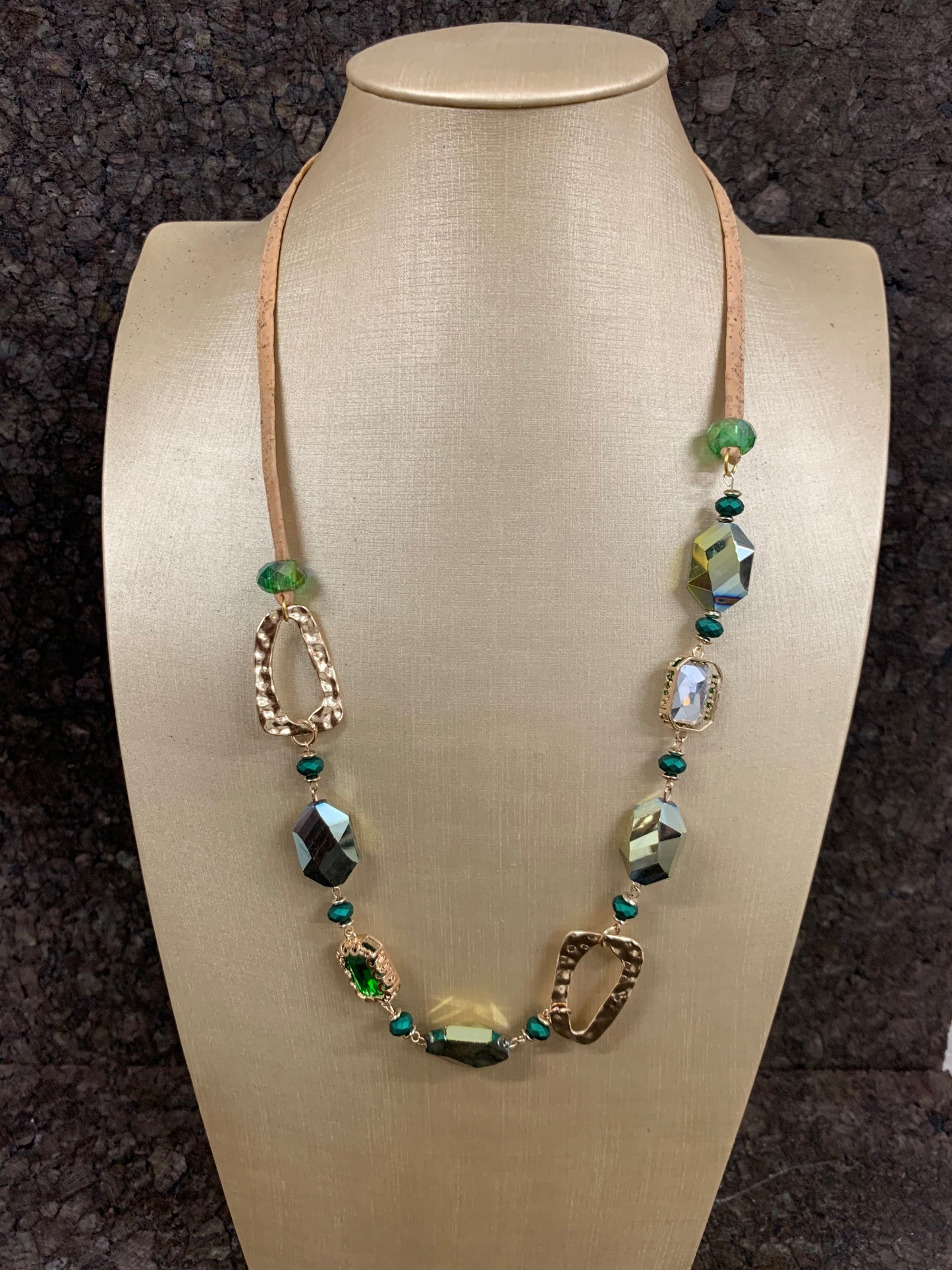 Collier en liège Suberis Green Crystals, pendentif en liège, fermoir chainette réglable plaqué or, perles et crystaux couleur verte et bijoux plaqué or