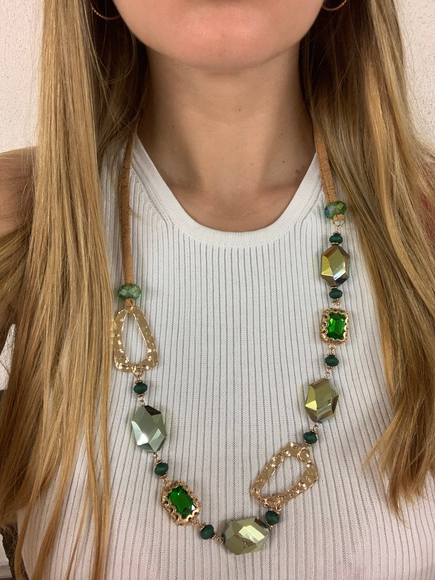 Collier en liège Suberis Green Crystals, pendentif en liège, fermoir chainette réglable plaqué or, perles et crystaux couleur verte et bijoux plaqué or porté