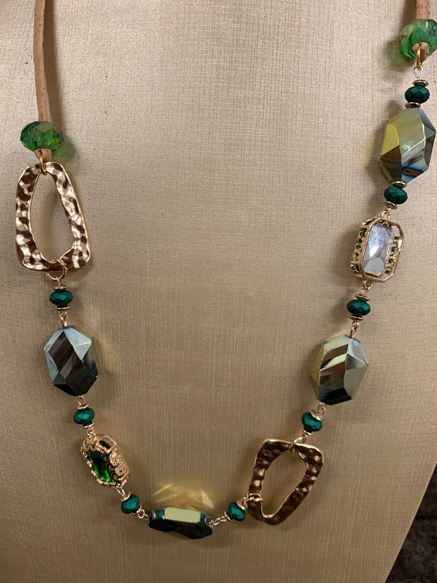 Collier en liège Suberis Green Crystals, pendentif en liège, fermoir chainette réglable plaqué or, perles et crystaux couleur verte et bijoux plaqué or zoomé