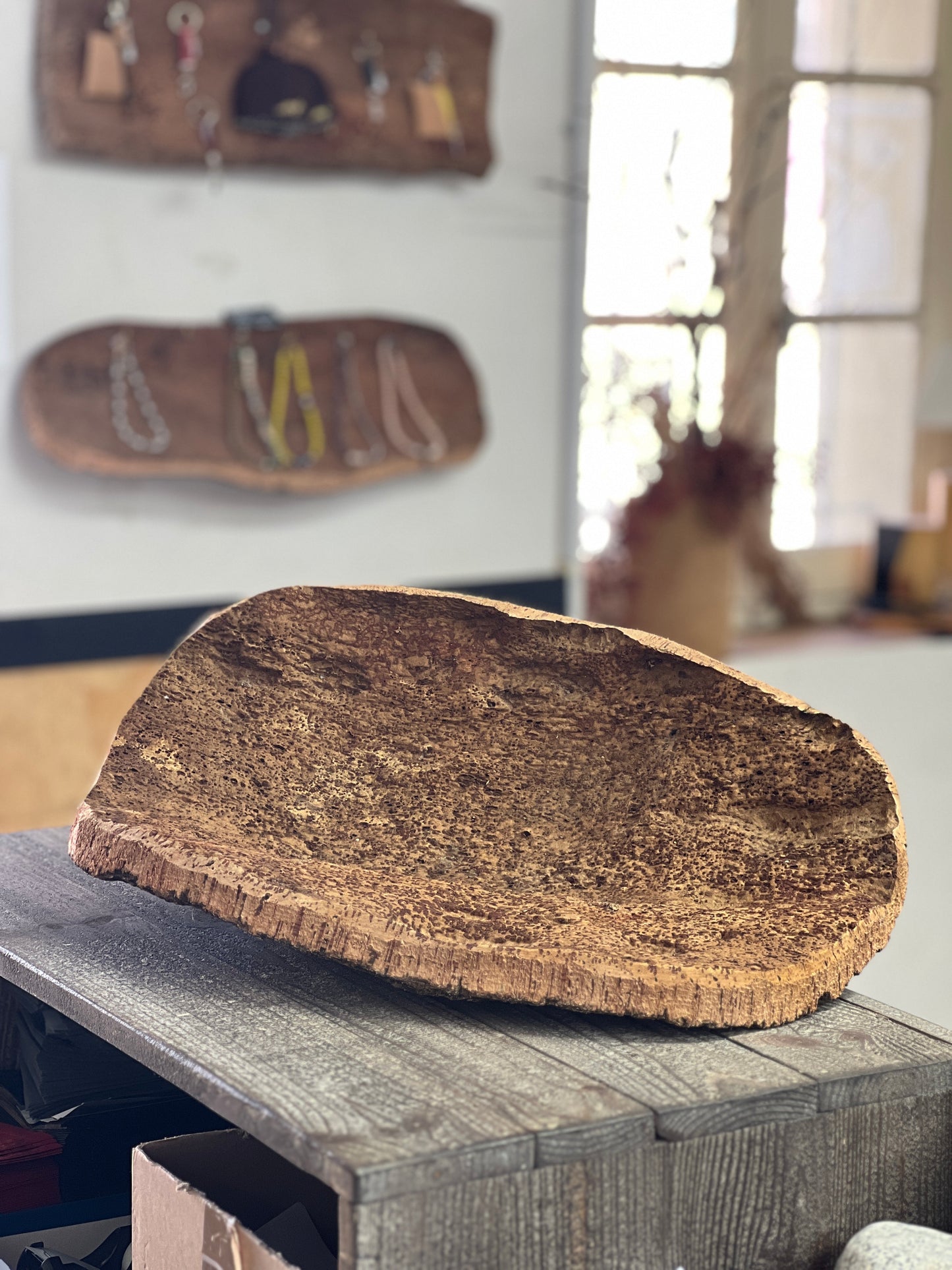 Fabriquées à la main en utilisant du liège prélevé localement dans les forêts corses, ces coupes sont taillées au couteau pour obtenir des formes et des textures uniques. Elles peuvent être utilisées comme des milieux de table pour contenir des fruits ou comme des corbeilles pour contenir d'autres objets.