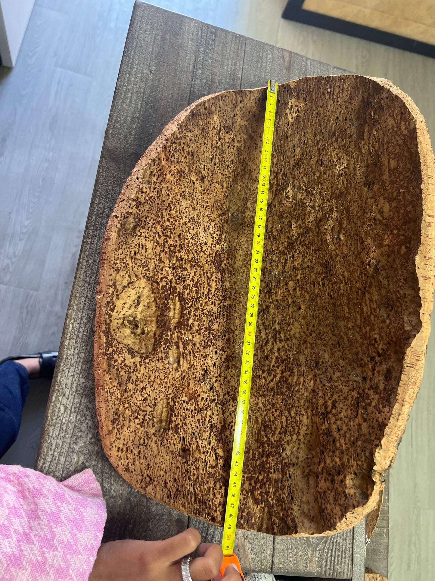 Fabriquées à la main en utilisant du liège prélevé localement dans les forêts corses, ces coupes sont taillées au couteau pour obtenir des formes et des textures uniques. Elles peuvent être utilisées comme des milieux de table pour contenir des fruits ou comme des corbeilles pour contenir d'autres objets.