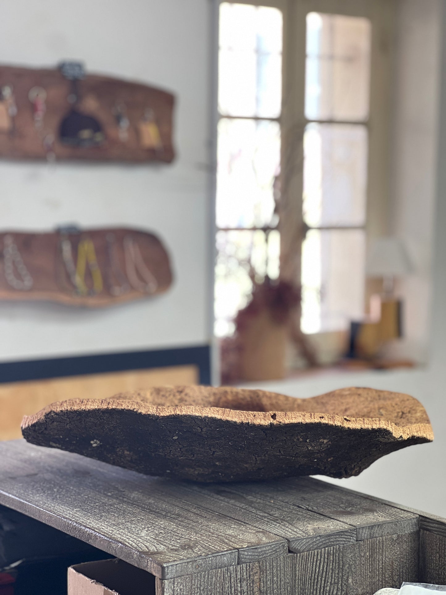 Fabriquées à la main en utilisant du liège prélevé localement dans les forêts corses, ces coupes sont taillées au couteau pour obtenir des formes et des textures uniques. Elles peuvent être utilisées comme des milieux de table pour contenir des fruits ou comme des corbeilles pour contenir d'autres objets.