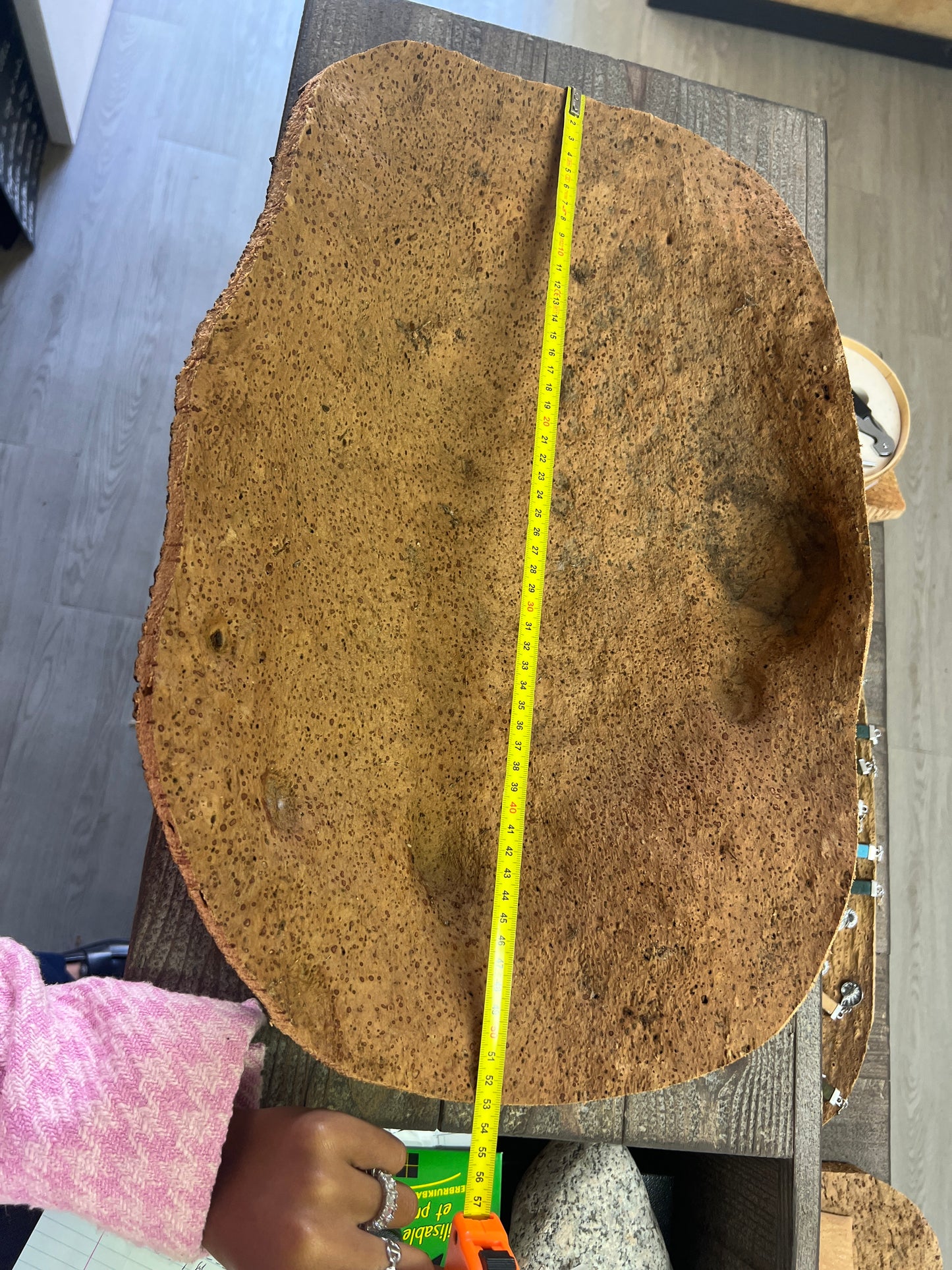 Fabriquées à la main en utilisant du liège prélevé localement dans les forêts corses, ces coupes sont taillées au couteau pour obtenir des formes et des textures uniques. Elles peuvent être utilisées comme des milieux de table pour contenir des fruits ou comme des corbeilles pour contenir d'autres objets.