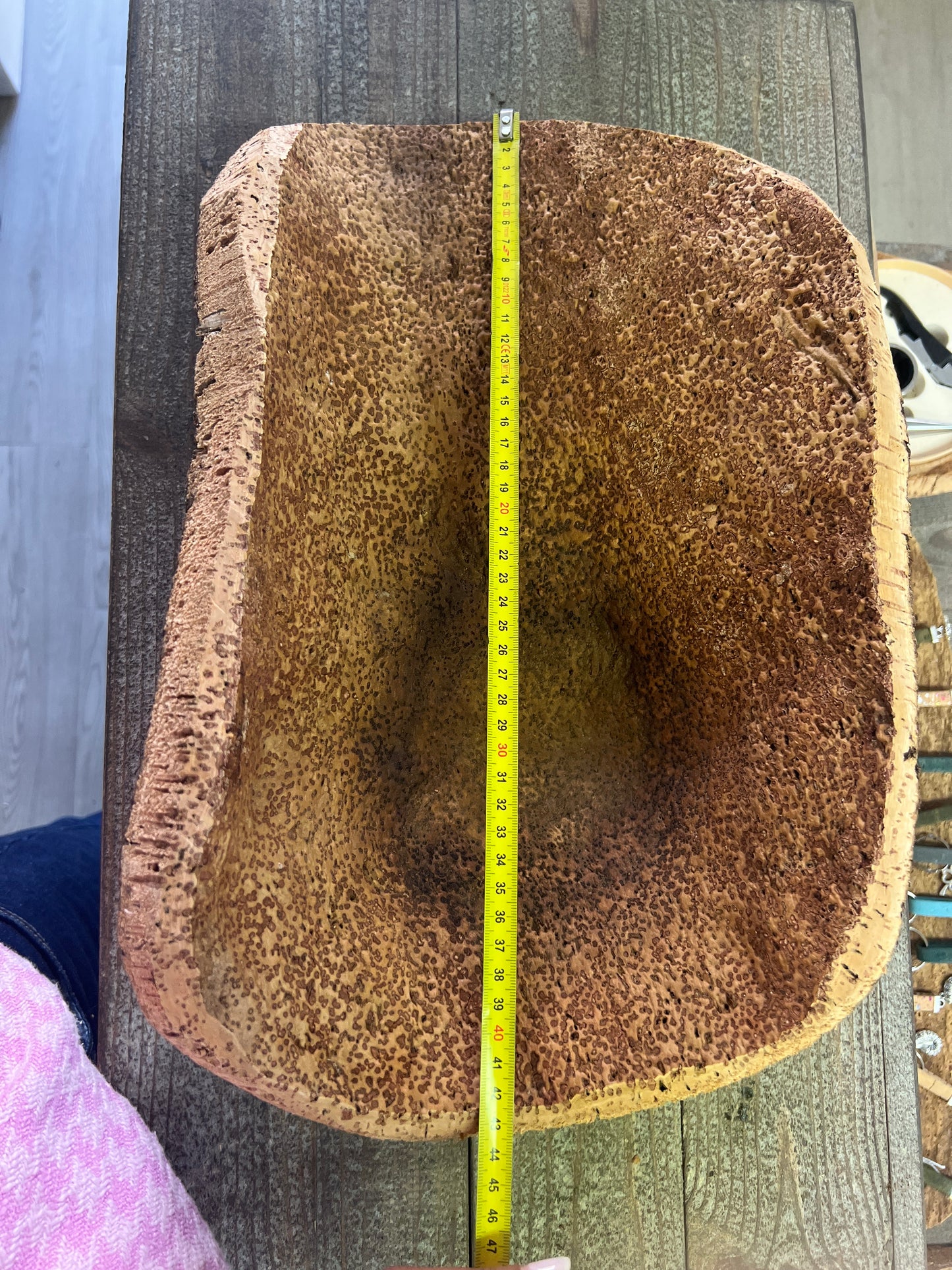 Fabriquées à la main en utilisant du liège prélevé localement dans les forêts corses, ces coupes sont taillées au couteau pour obtenir des formes et des textures uniques. Elles peuvent être utilisées comme des milieux de table pour contenir des fruits ou comme des corbeilles pour contenir d'autres objets.