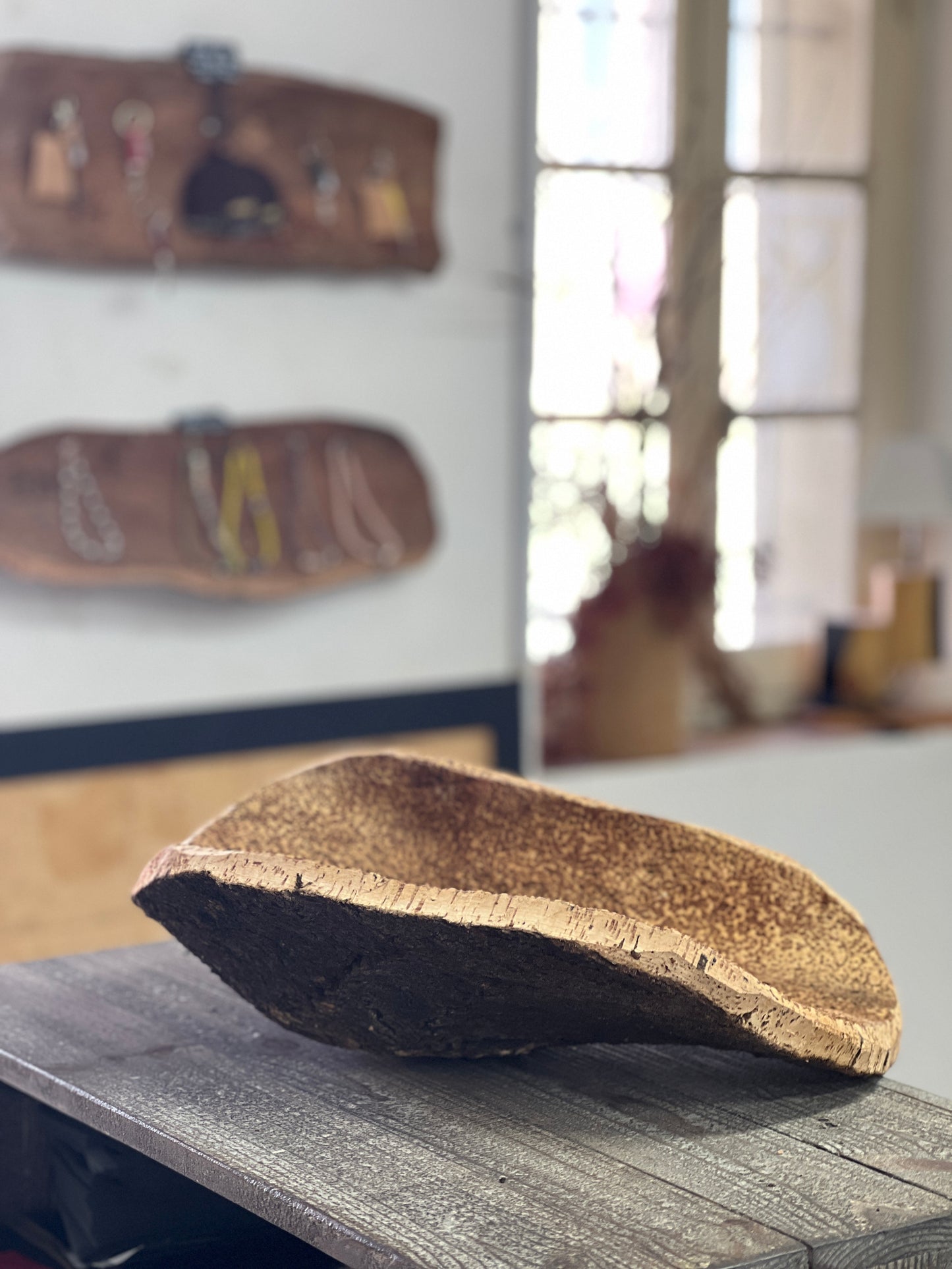 Fabriquées à la main en utilisant du liège prélevé localement dans les forêts corses, ces coupes sont taillées au couteau pour obtenir des formes et des textures uniques. Elles peuvent être utilisées comme des milieux de table pour contenir des fruits ou comme des corbeilles pour contenir d'autres objets.