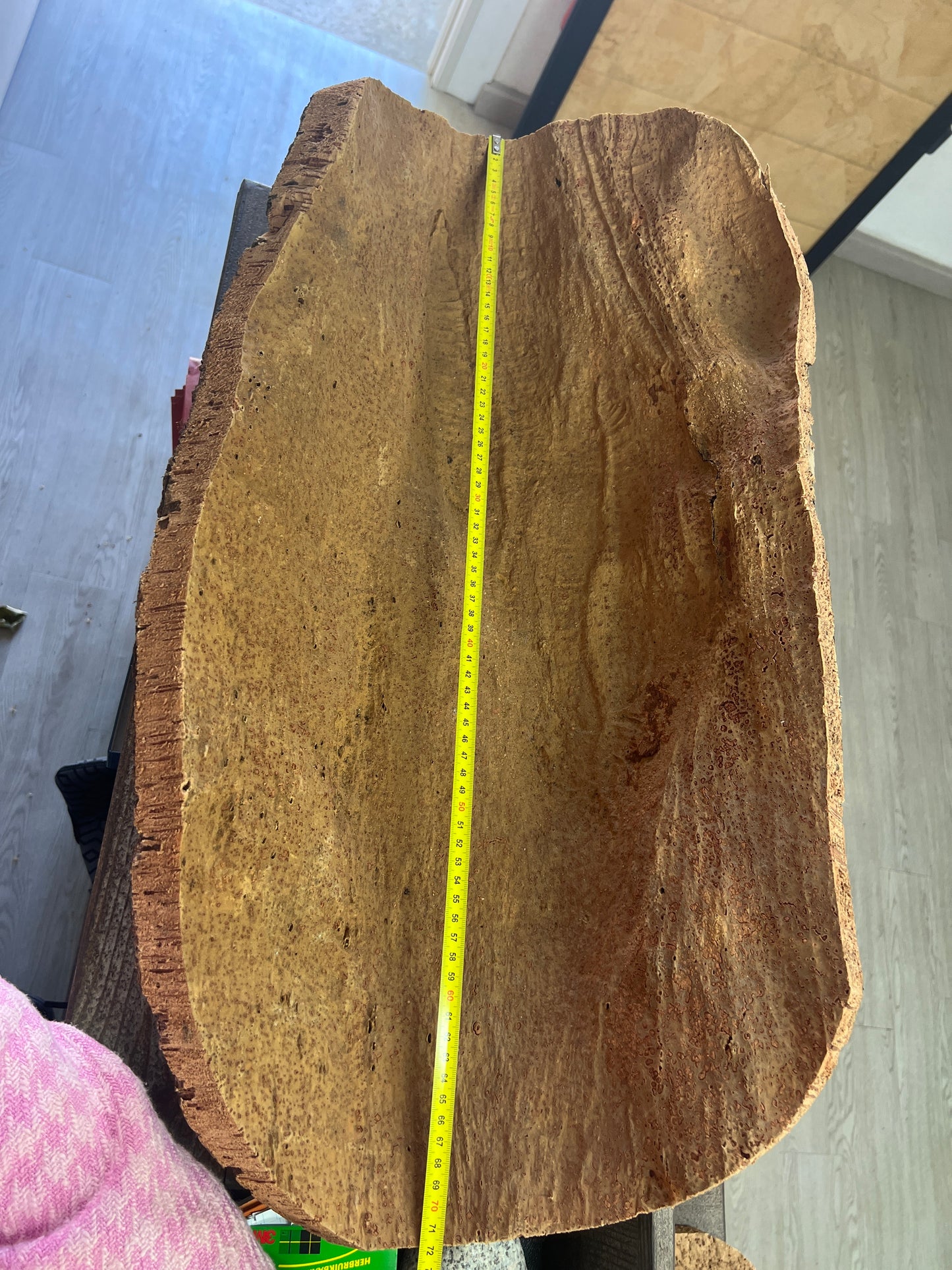 Fabriquées à la main en utilisant du liège prélevé localement dans les forêts corses, ces coupes sont taillées au couteau pour obtenir des formes et des textures uniques. Elles peuvent être utilisées comme des milieux de table pour contenir des fruits ou comme des corbeilles pour contenir d'autres objets.
