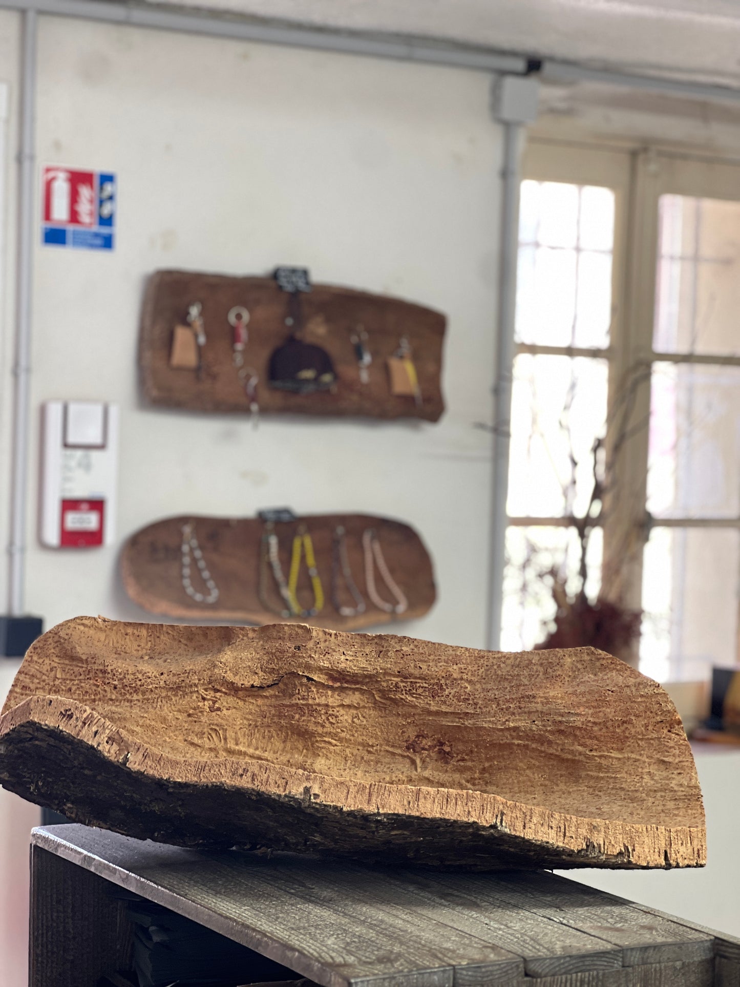 Fabriquées à la main en utilisant du liège prélevé localement dans les forêts corses, ces coupes sont taillées au couteau pour obtenir des formes et des textures uniques. Elles peuvent être utilisées comme des milieux de table pour contenir des fruits ou comme des corbeilles pour contenir d'autres objets.