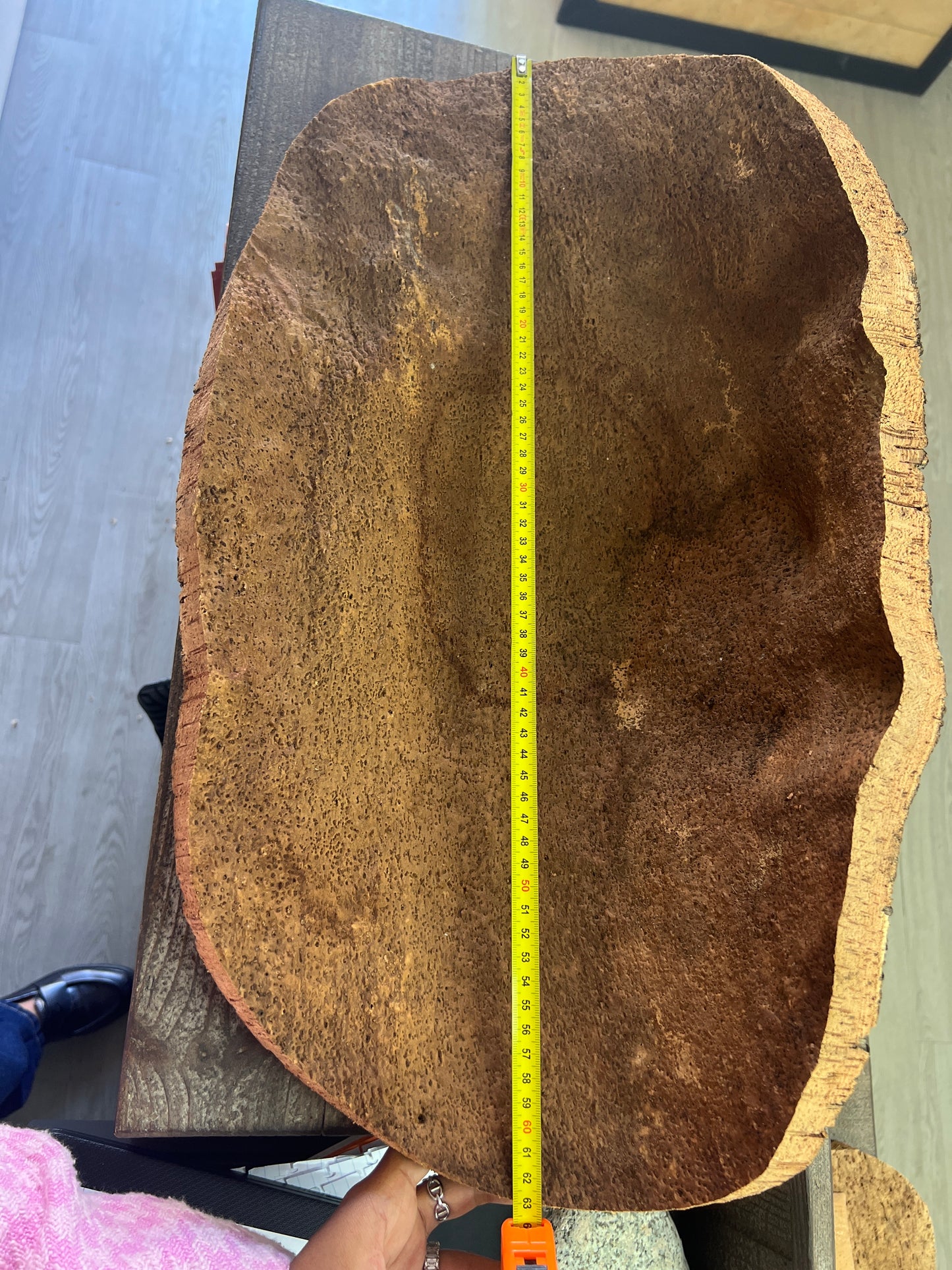 Fabriquées à la main en utilisant du liège prélevé localement dans les forêts corses, ces coupes sont taillées au couteau pour obtenir des formes et des textures uniques. Elles peuvent être utilisées comme des milieux de table pour contenir des fruits ou comme des corbeilles pour contenir d'autres objets.