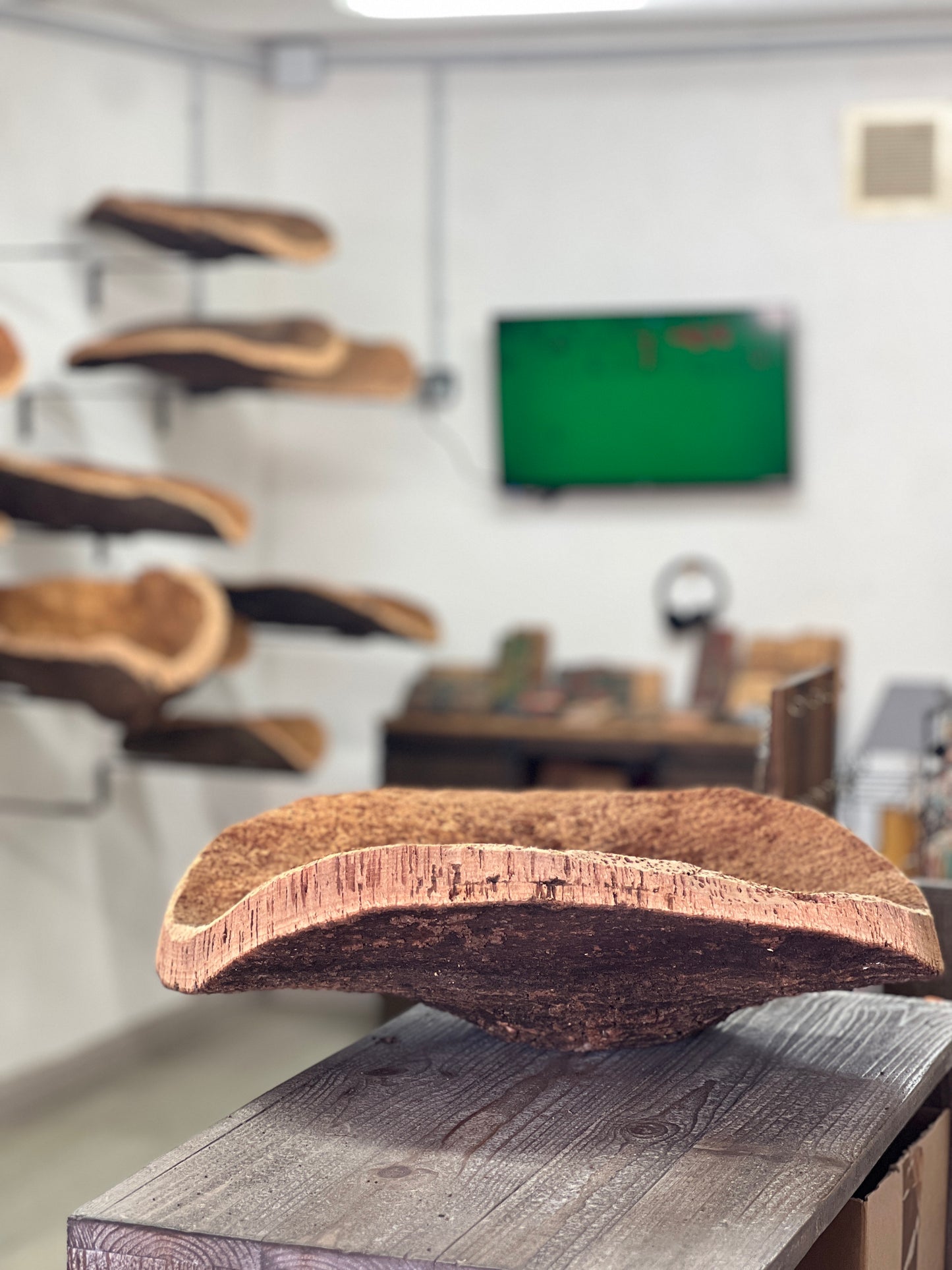 Fabriquées à la main en utilisant du liège prélevé localement dans les forêts corses, ces coupes sont taillées au couteau pour obtenir des formes et des textures uniques. Elles peuvent être utilisées comme des milieux de table pour contenir des fruits ou comme des corbeilles pour contenir d'autres objets.