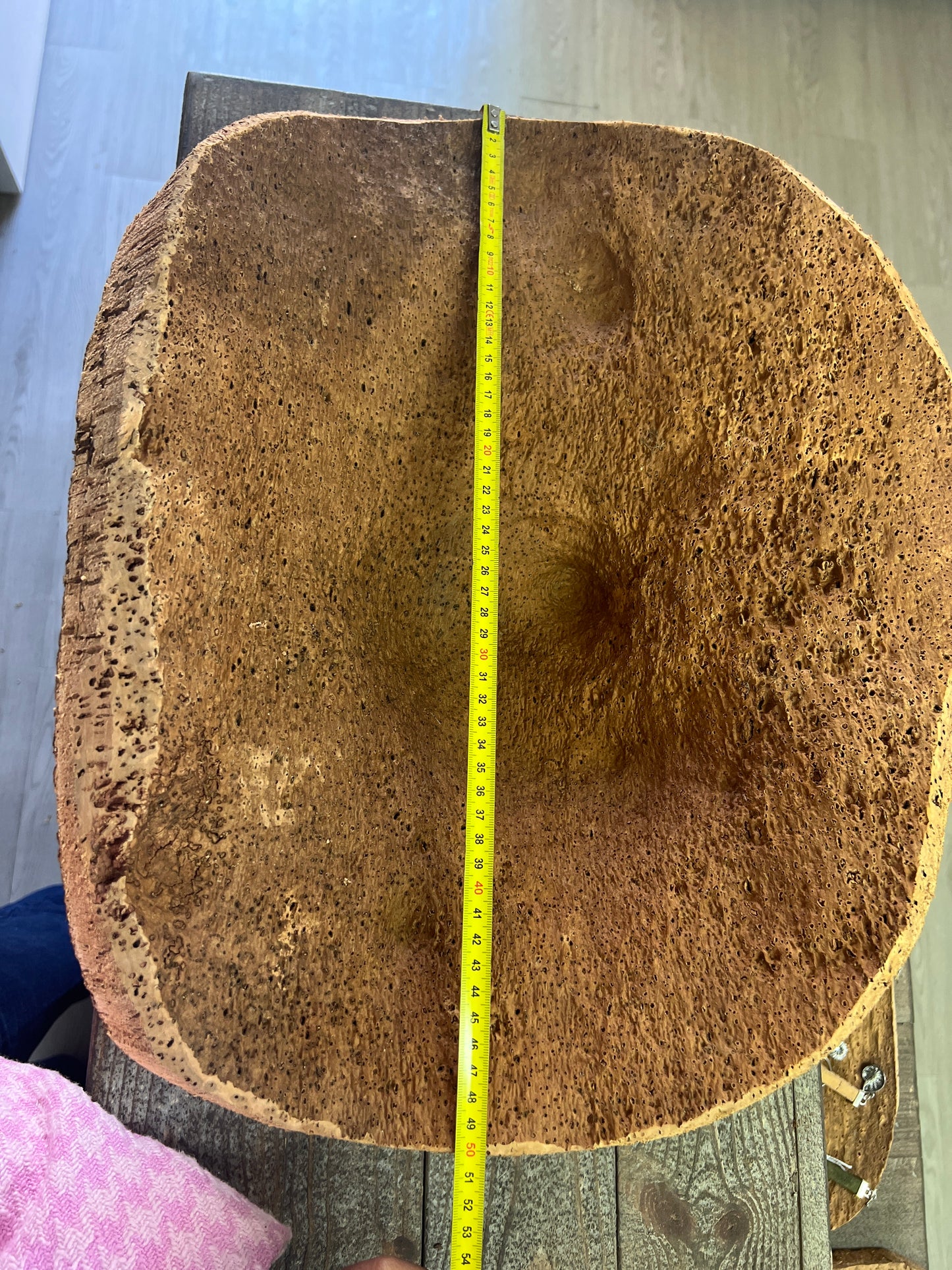 Fabriquées à la main en utilisant du liège prélevé localement dans les forêts corses, ces coupes sont taillées au couteau pour obtenir des formes et des textures uniques. Elles peuvent être utilisées comme des milieux de table pour contenir des fruits ou comme des corbeilles pour contenir d'autres objets.
