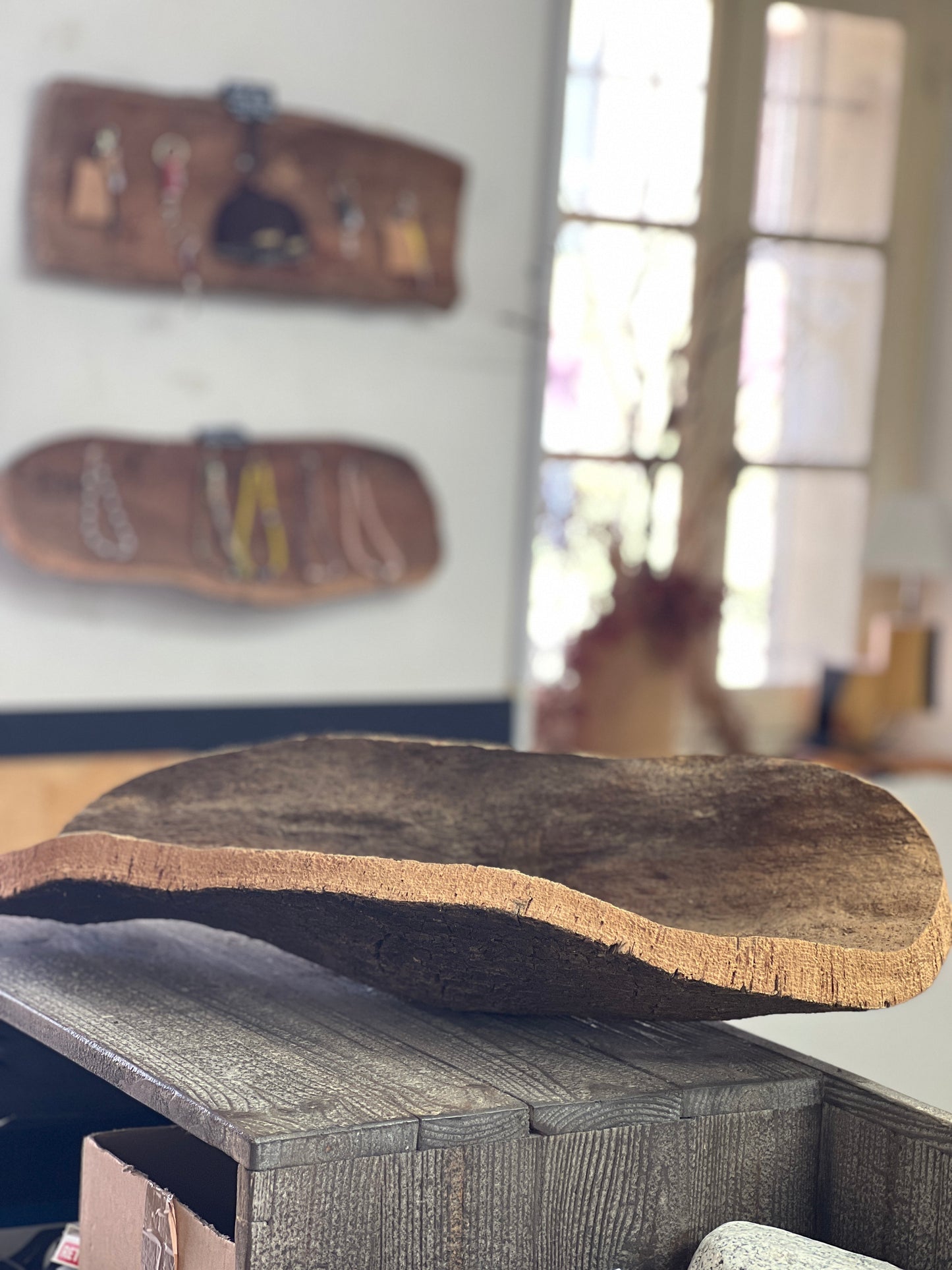 Fabriquées à la main en utilisant du liège prélevé localement dans les forêts corses, ces coupes sont taillées au couteau pour obtenir des formes et des textures uniques. Elles peuvent être utilisées comme des milieux de table pour contenir des fruits ou comme des corbeilles pour contenir d'autres objets.