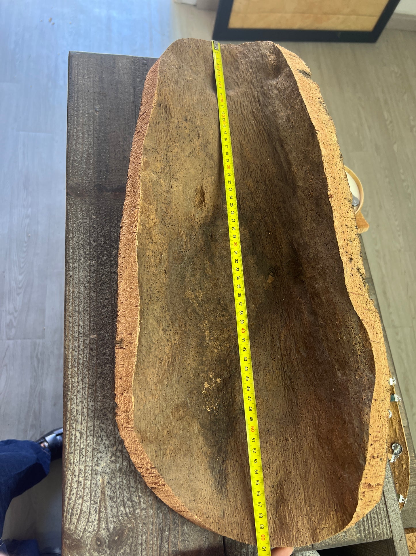 Fabriquées à la main en utilisant du liège prélevé localement dans les forêts corses, ces coupes sont taillées au couteau pour obtenir des formes et des textures uniques. Elles peuvent être utilisées comme des milieux de table pour contenir des fruits ou comme des corbeilles pour contenir d'autres objets.
