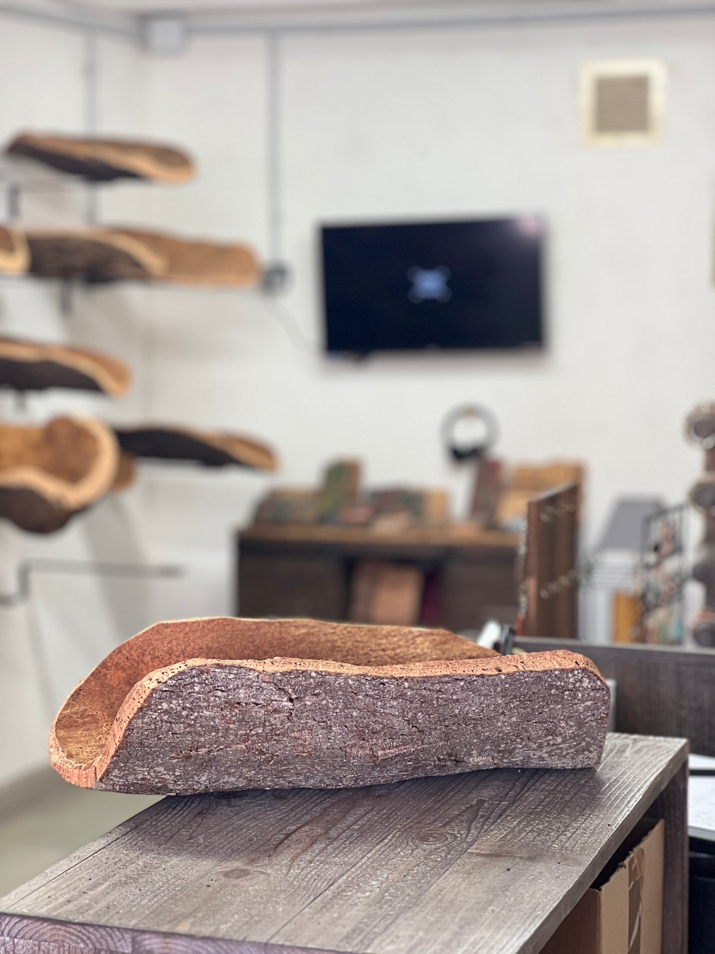 Fabriquées à la main en utilisant du liège prélevé localement dans les forêts corses, ces coupes sont taillées au couteau pour obtenir des formes et des textures uniques. Elles peuvent être utilisées comme des milieux de table pour contenir des fruits ou comme des corbeilles pour contenir d'autres objets.