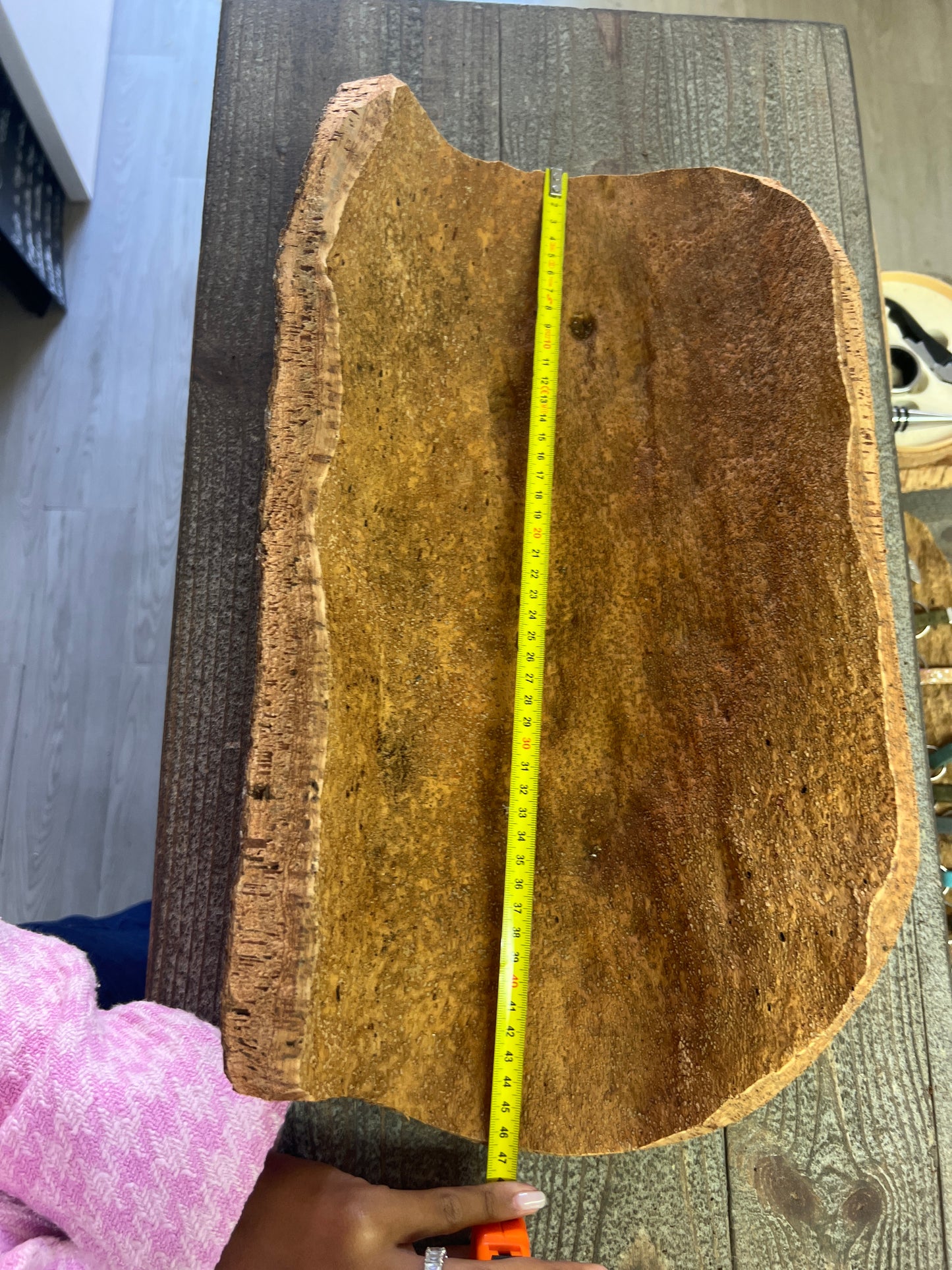 Fabriquées à la main en utilisant du liège prélevé localement dans les forêts corses, ces coupes sont taillées au couteau pour obtenir des formes et des textures uniques. Elles peuvent être utilisées comme des milieux de table pour contenir des fruits ou comme des corbeilles pour contenir d'autres objets.