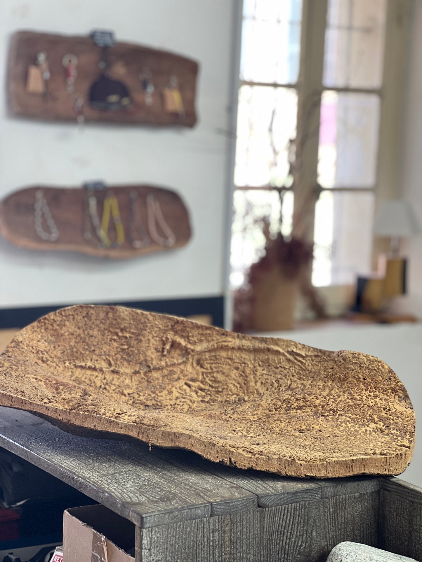 Fabriquées à la main en utilisant du liège prélevé localement dans les forêts corses, ces coupes sont taillées au couteau pour obtenir des formes et des textures uniques. Elles peuvent être utilisées comme des milieux de table pour contenir des fruits ou comme des corbeilles pour contenir d'autres objets.