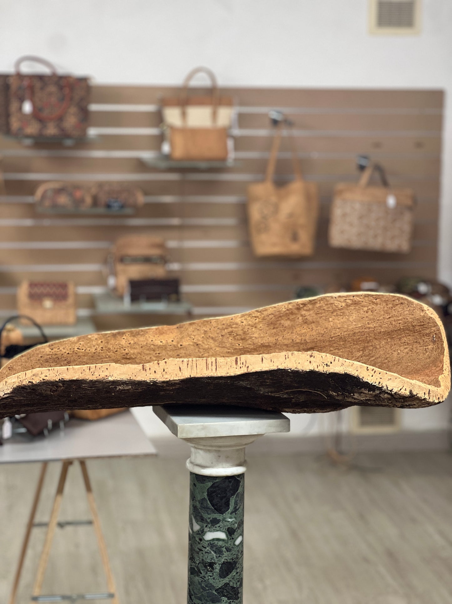 Les coupes en liège sont des objets de décoration uniques et écologiques qui ajoutent une touche naturelle à n'importe quelle table. Fabriquées à la main en utilisant du liège prélevé localement dans les forêts corses, ces coupes sont taillées au couteau pour obtenir des formes et des textures uniques.