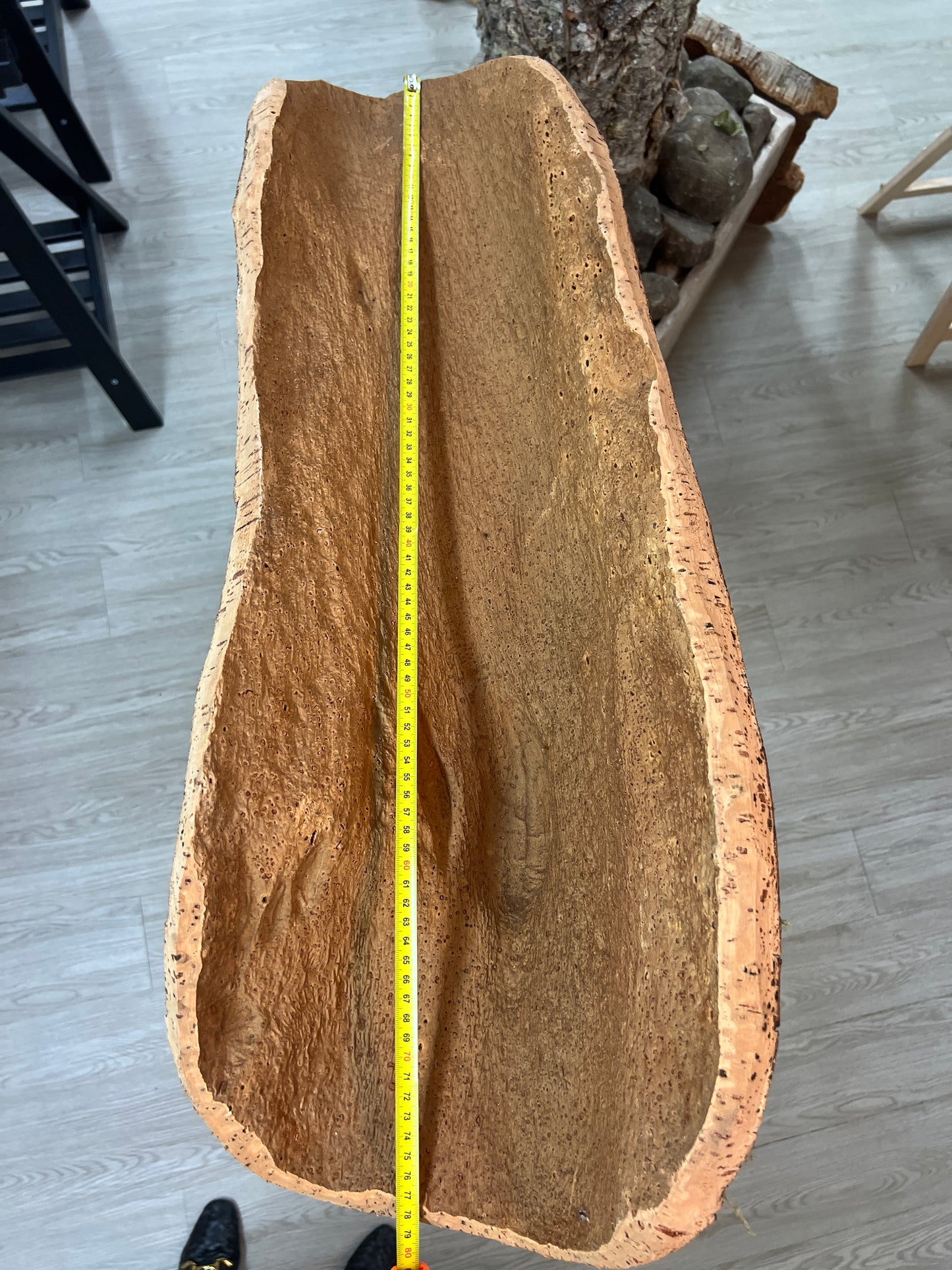 Les coupes en liège sont des objets de décoration uniques et écologiques qui ajoutent une touche naturelle à n'importe quelle table. Fabriquées à la main en utilisant du liège prélevé localement dans les forêts corses, ces coupes sont taillées au couteau pour obtenir des formes et des textures uniques.