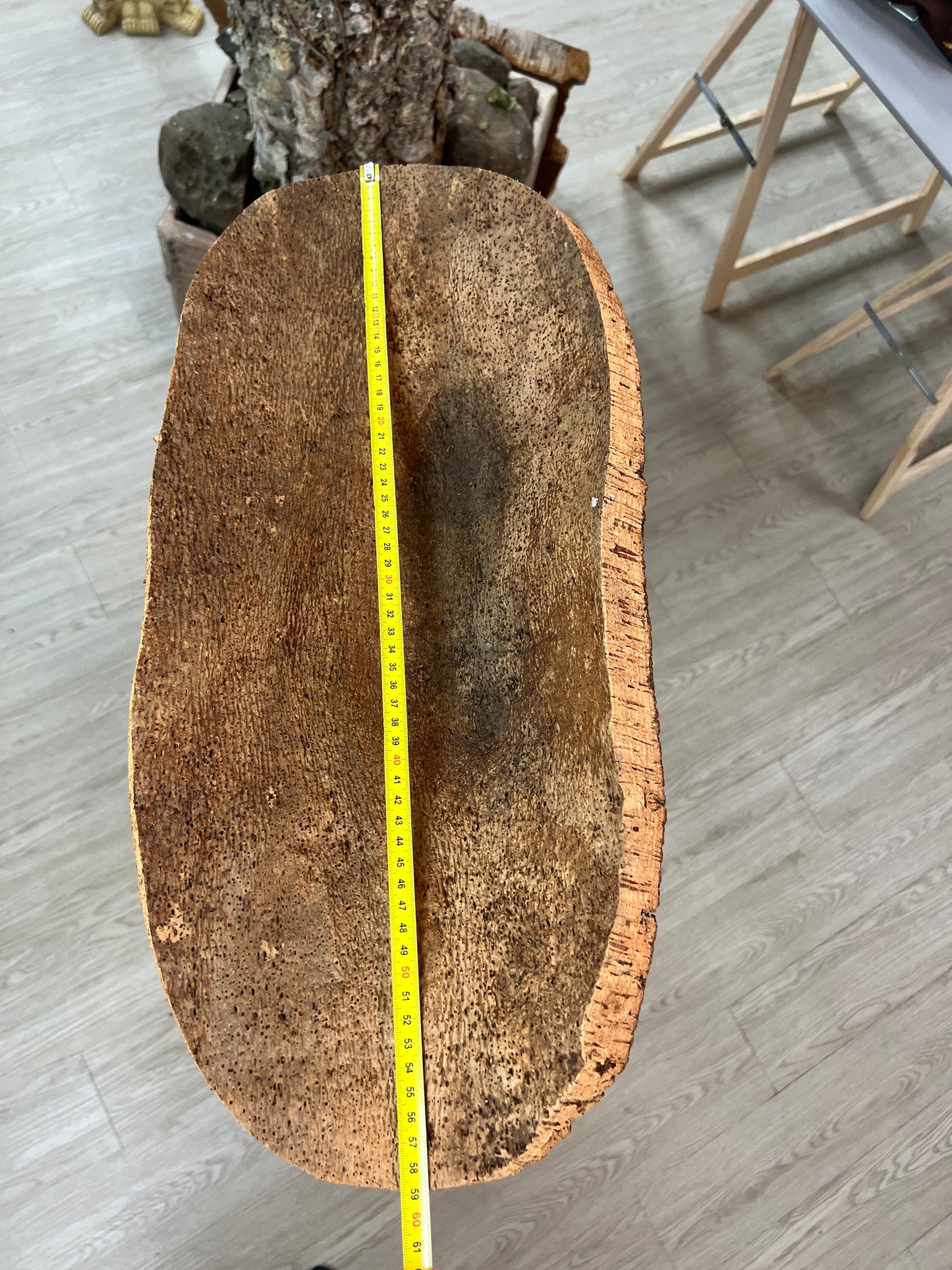 Les coupes en liège sont des objets de décoration uniques et écologiques qui ajoutent une touche naturelle à n'importe quelle table. Fabriquées à la main en utilisant du liège prélevé localement dans les forêts corses, ces coupes sont taillées au couteau pour obtenir des formes et des textures uniques.