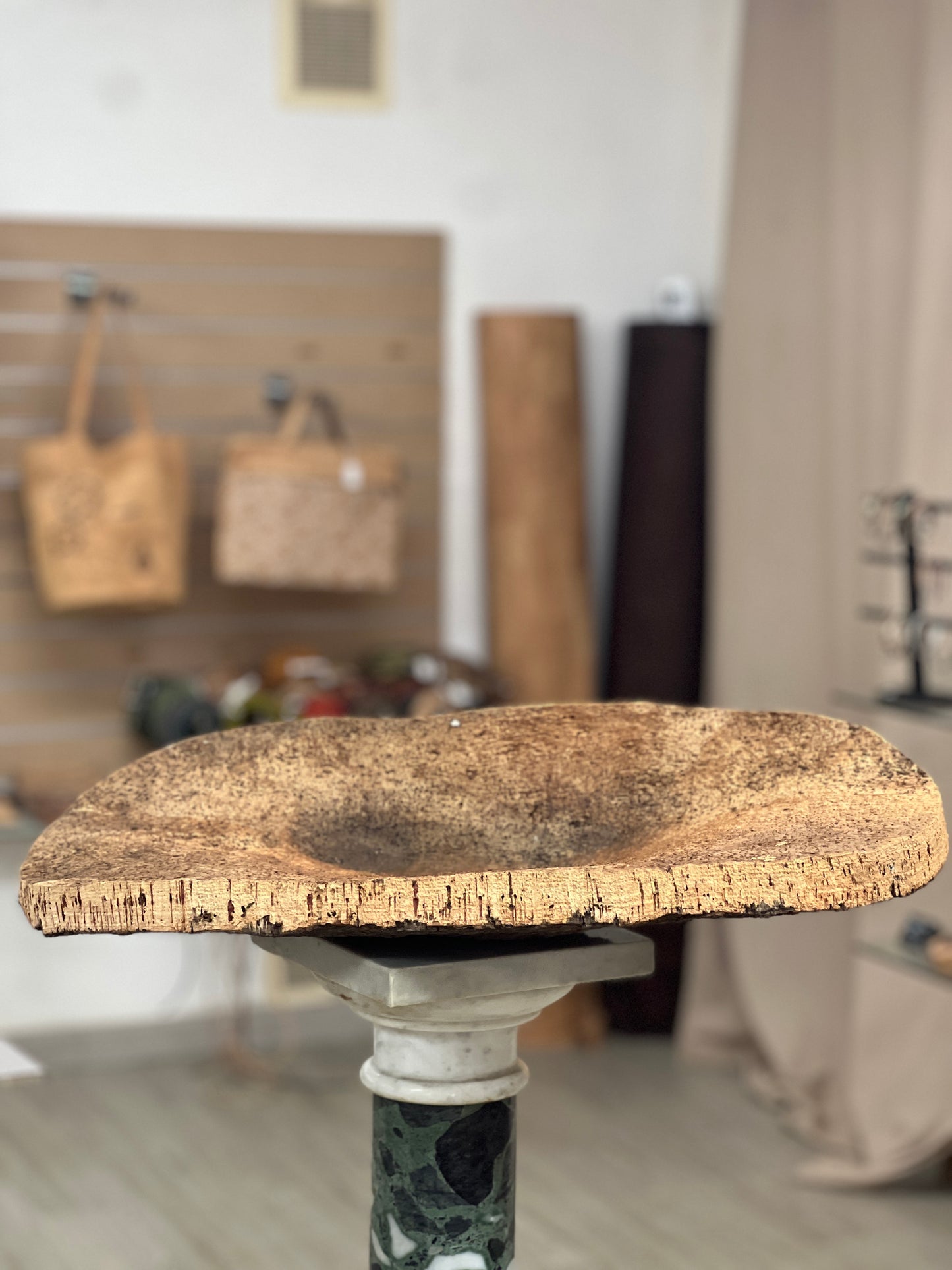 Les coupes en liège sont des objets de décoration uniques et écologiques qui ajoutent une touche naturelle à n'importe quelle table. Fabriquées à la main en utilisant du liège prélevé localement dans les forêts corses, ces coupes sont taillées au couteau pour obtenir des formes et des textures uniques.
