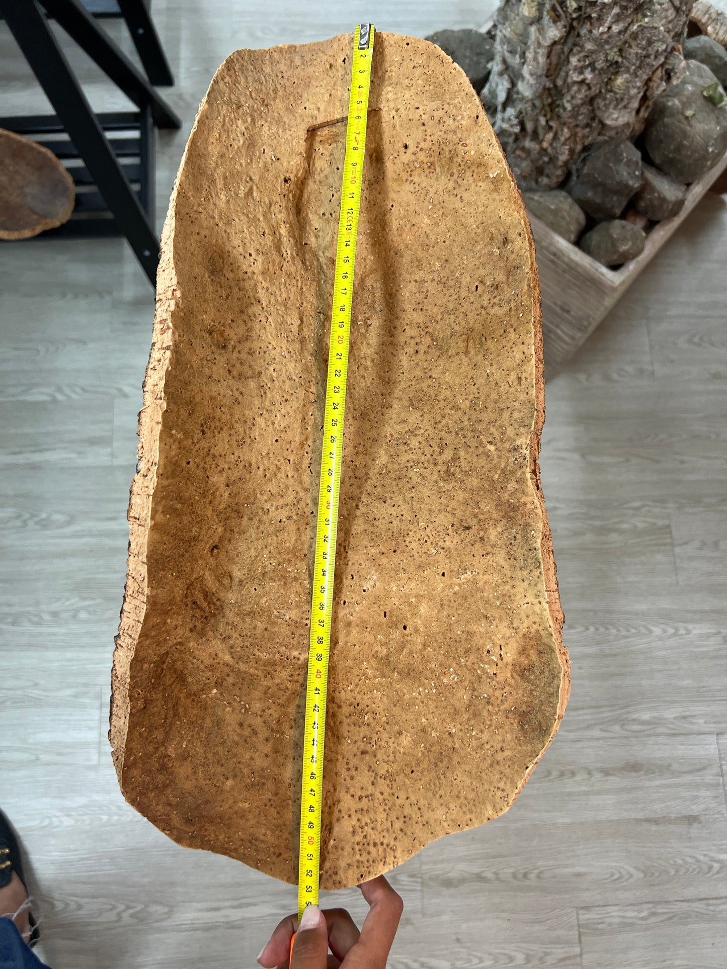 Les coupes en liège sont des objets de décoration uniques et écologiques qui ajoutent une touche naturelle à n'importe quelle table. Fabriquées à la main en utilisant du liège prélevé localement dans les forêts corses, ces coupes sont taillées au couteau pour obtenir des formes et des textures uniques.