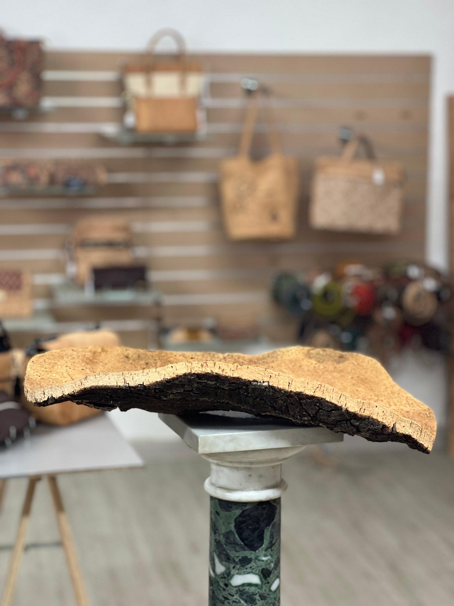 Elles peuvent être utilisées comme des milieux de table pour contenir des fruits ou comme des corbeilles pour contenir d'autres objets. En plus de leur beauté naturelle, le liège est également durable et facile à nettoyer, ce qui en fait un choix pratique pour une variété de situations.
