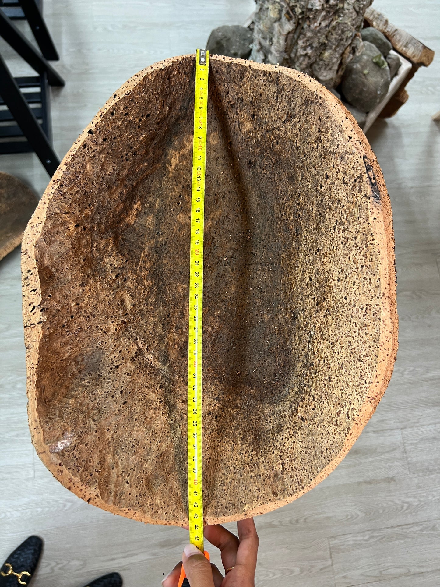 Elles peuvent être utilisées comme des milieux de table pour contenir des fruits ou comme des corbeilles pour contenir d'autres objets. En plus de leur beauté naturelle, le liège est également durable et facile à nettoyer, ce qui en fait un choix pratique pour une variété de situations.