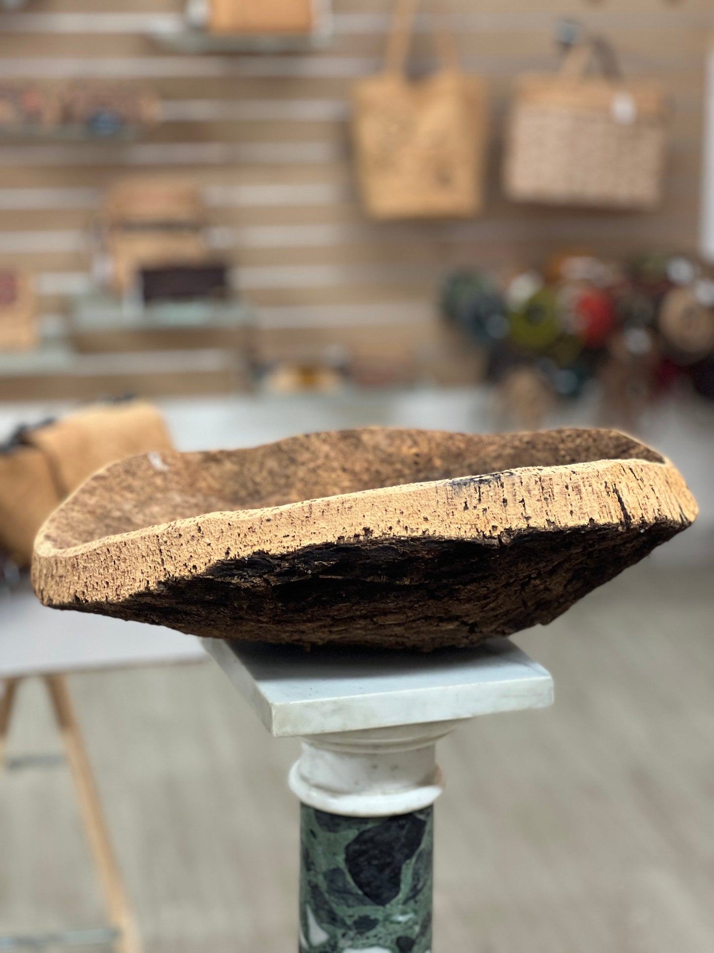 Elles peuvent être utilisées comme des milieux de table pour contenir des fruits ou comme des corbeilles pour contenir d'autres objets. En plus de leur beauté naturelle, le liège est également durable et facile à nettoyer, ce qui en fait un choix pratique pour une variété de situations.