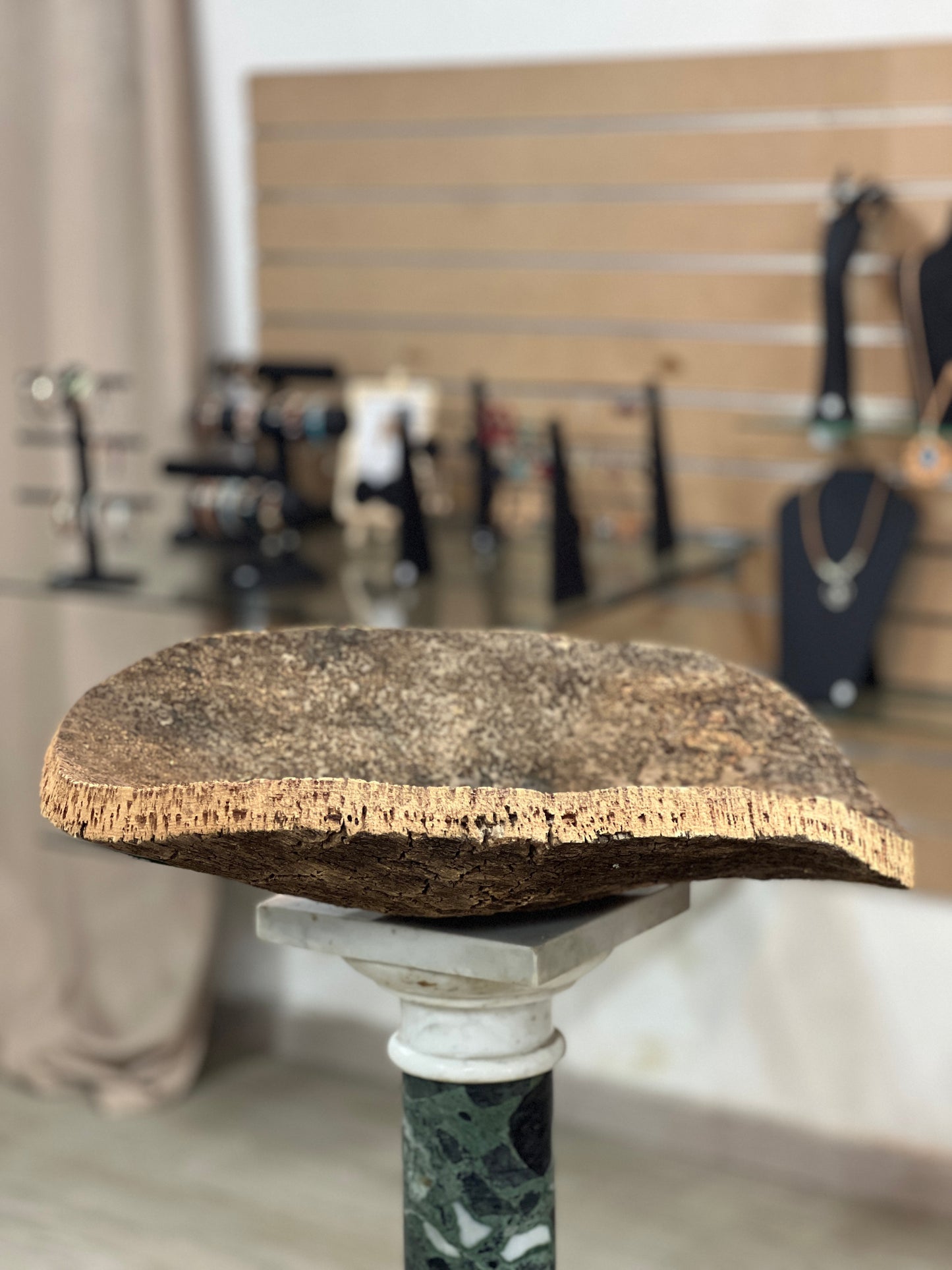 Elles peuvent être utilisées comme des milieux de table pour contenir des fruits ou comme des corbeilles pour contenir d'autres objets. En plus de leur beauté naturelle, le liège est également durable et facile à nettoyer, ce qui en fait un choix pratique pour une variété de situations.