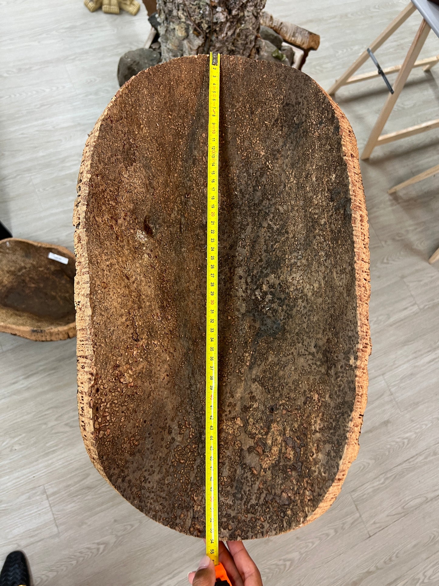 Elles peuvent être utilisées comme des milieux de table pour contenir des fruits ou comme des corbeilles pour contenir d'autres objets. En plus de leur beauté naturelle, le liège est également durable et facile à nettoyer, ce qui en fait un choix pratique pour une variété de situations.
