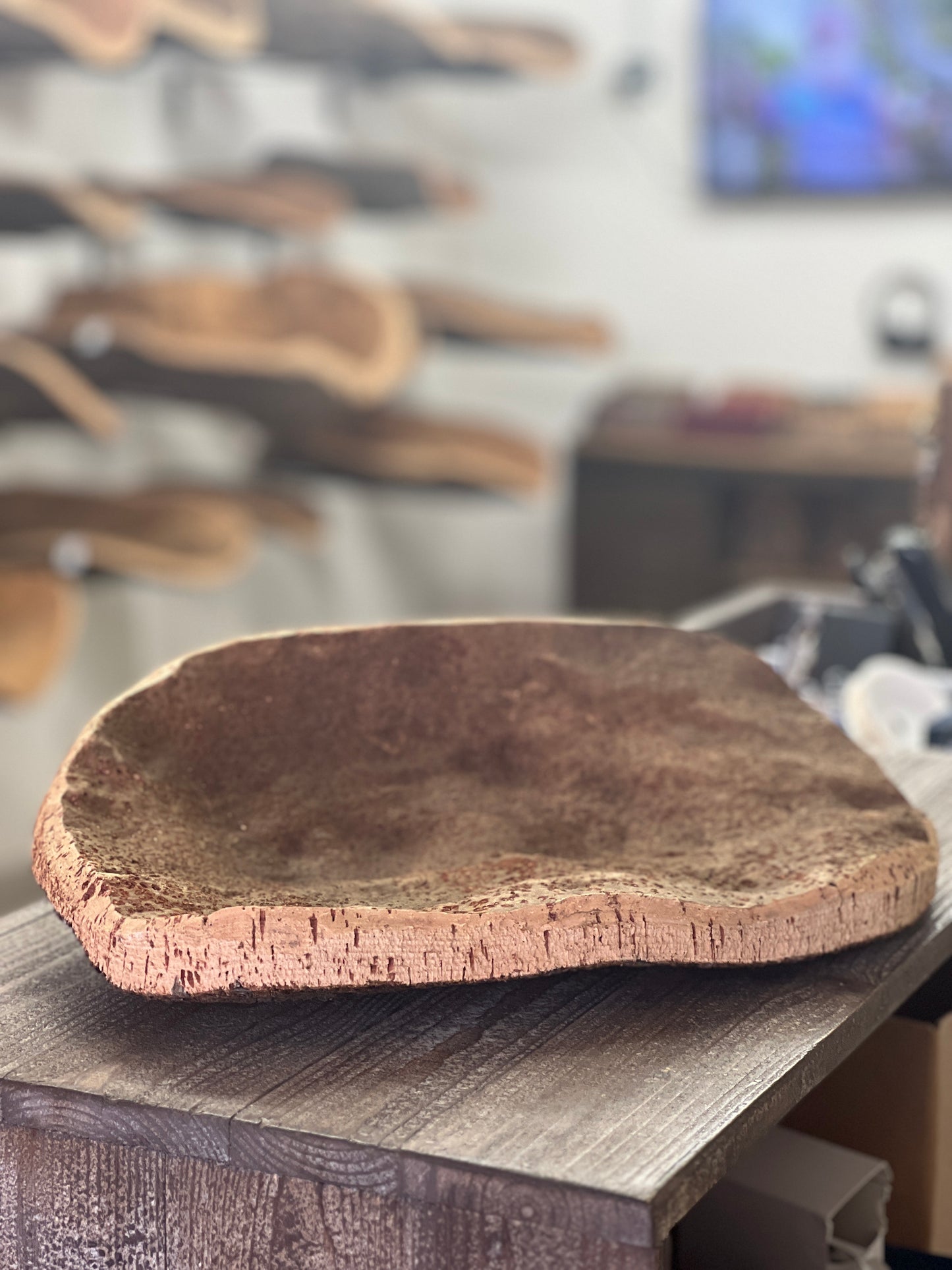 Les coupes en liège sont des objets de décoration uniques et écologiques qui ajoutent une touche naturelle à n'importe quelle table. Fabriquées à la main en utilisant du liège prélevé localement dans les forêts corses, ces coupes sont taillées au couteau pour obtenir des formes et des textures uniques.