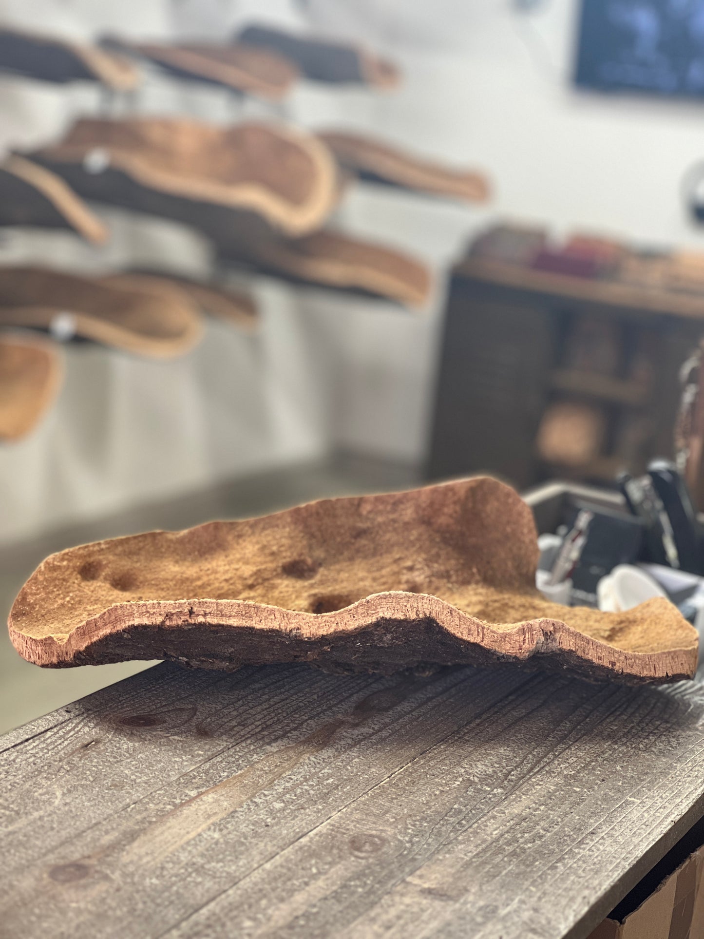 Les coupes en liège sont des objets de décoration uniques et écologiques qui ajoutent une touche naturelle à n'importe quelle table. Fabriquées à la main en utilisant du liège prélevé localement dans les forêts corses, ces coupes sont taillées au couteau pour obtenir des formes et des textures uniques.
