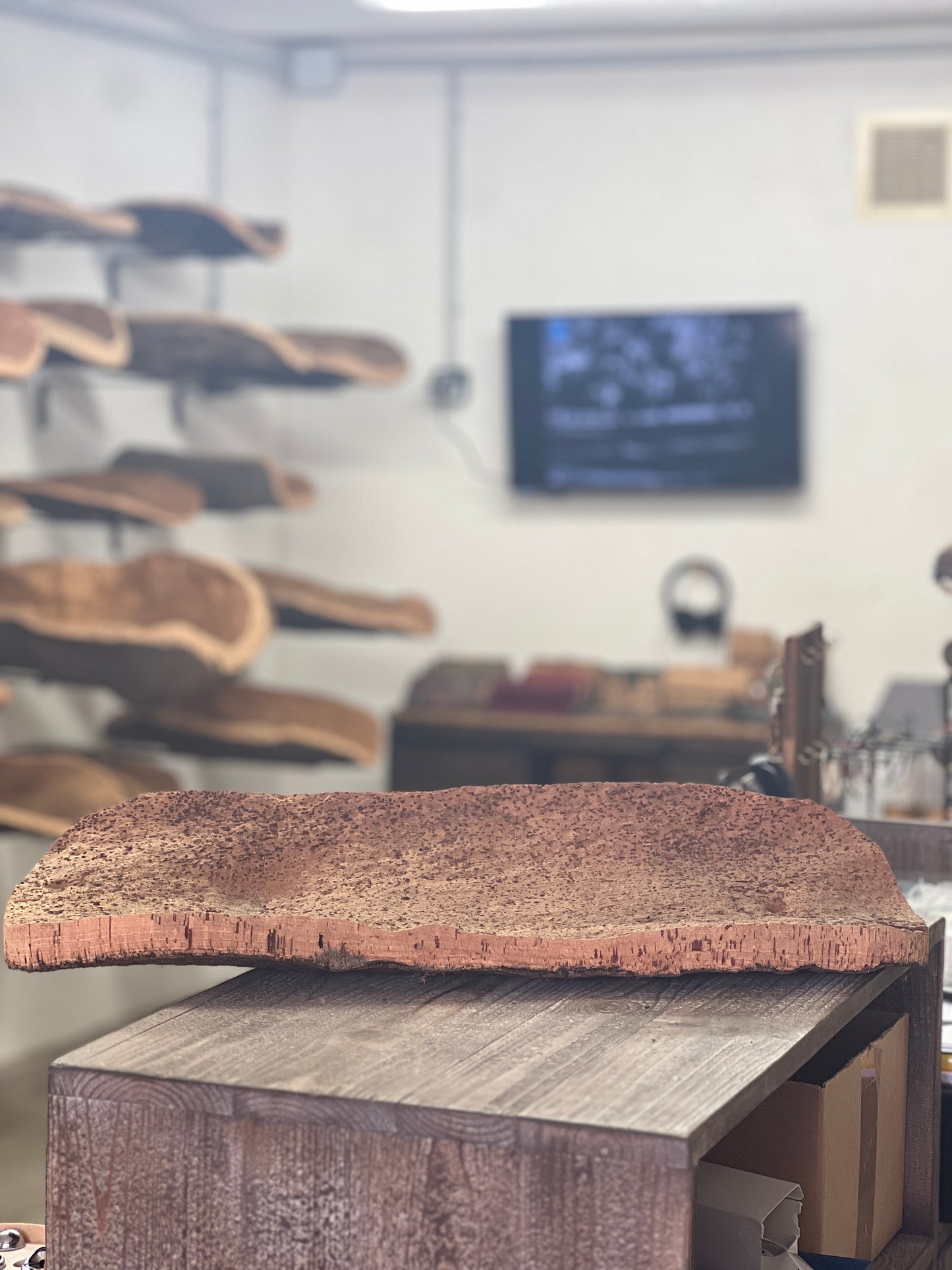 Les coupes en liège sont des objets de décoration uniques et écologiques qui ajoutent une touche naturelle à n'importe quelle table. Fabriquées à la main en utilisant du liège prélevé localement dans les forêts corses, ces coupes sont taillées au couteau pour obtenir des formes et des textures uniques.